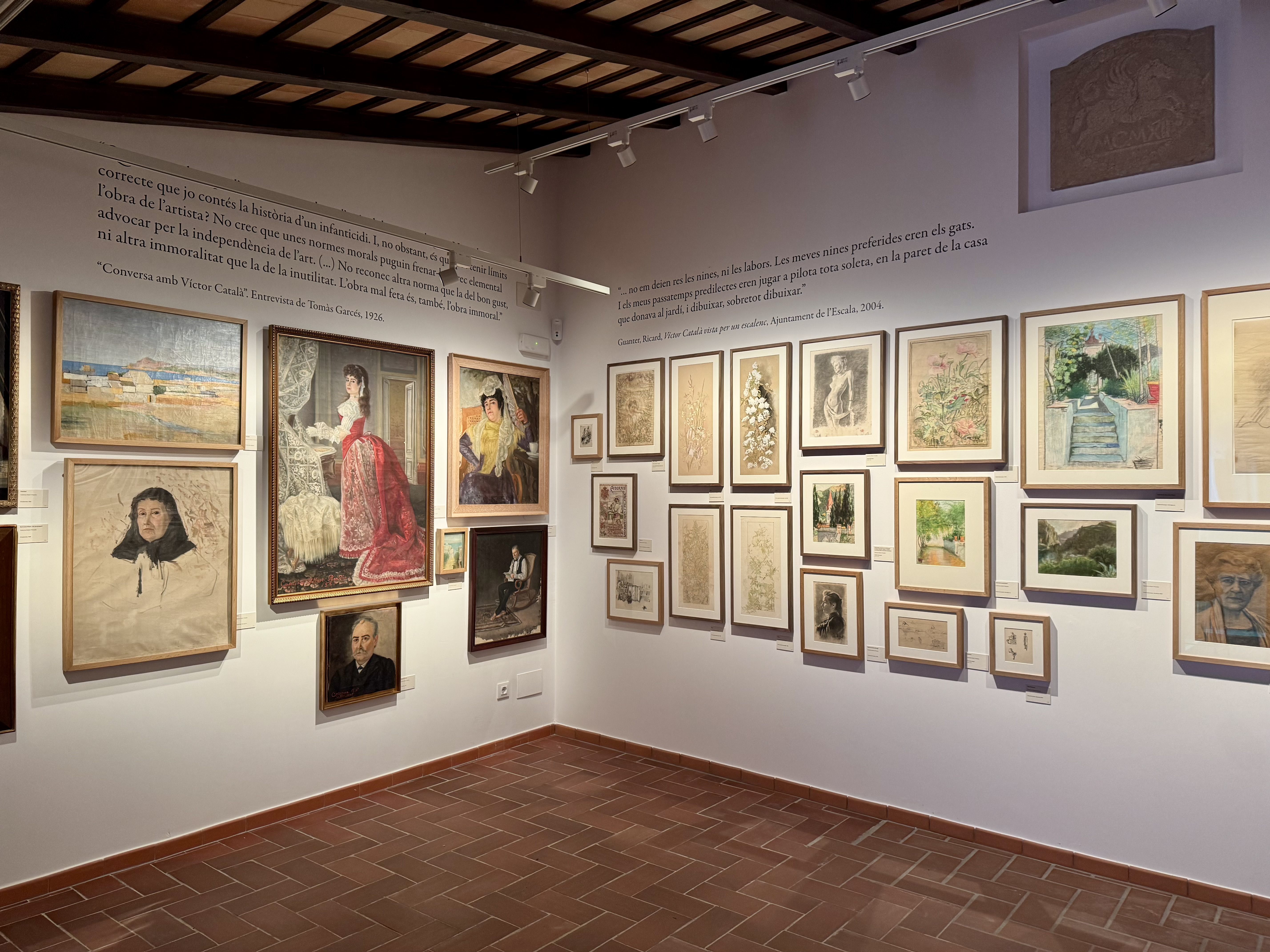 Interior de l'espai Clos del Pastor, on hi ha exposada l'obra artística de Caterina Albert / A.F.