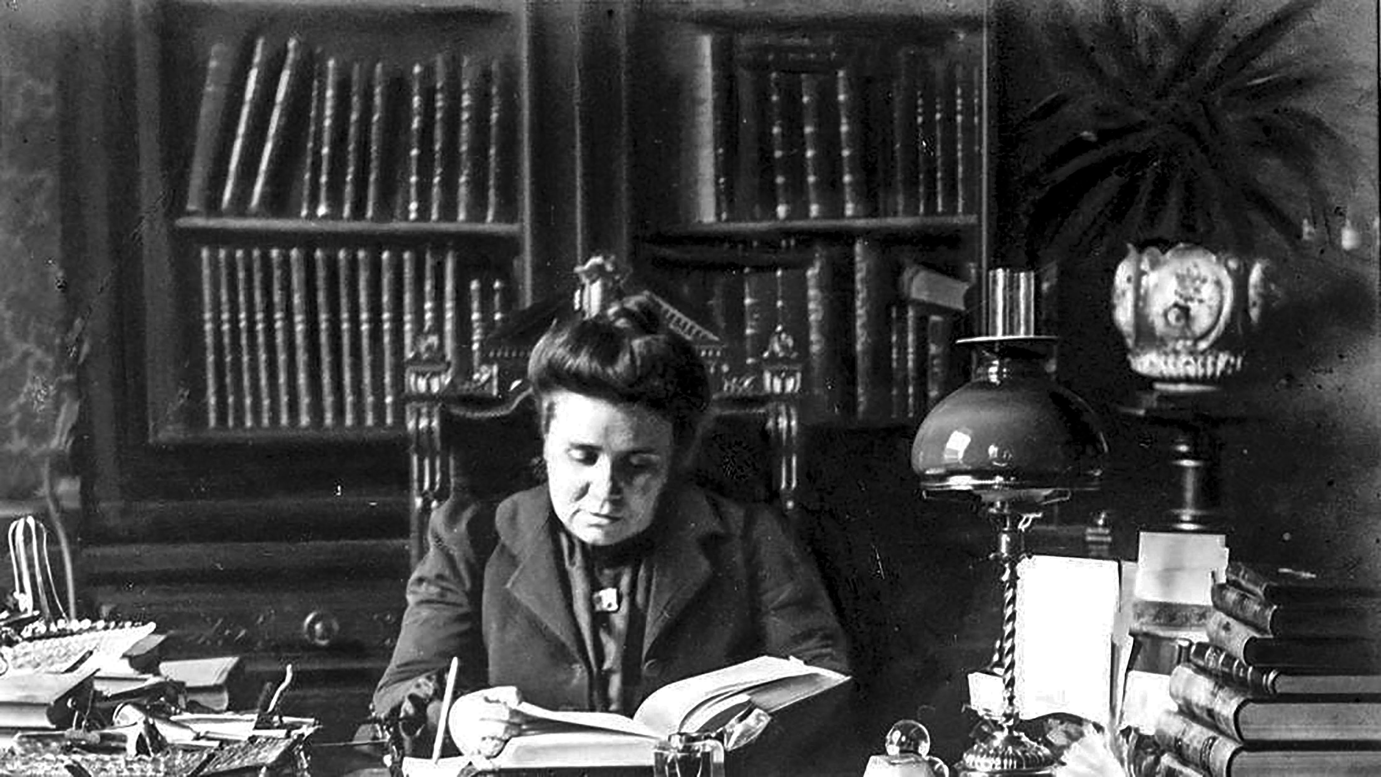 Dolors Aleu al seu despatx. / MHMC/ COMB 