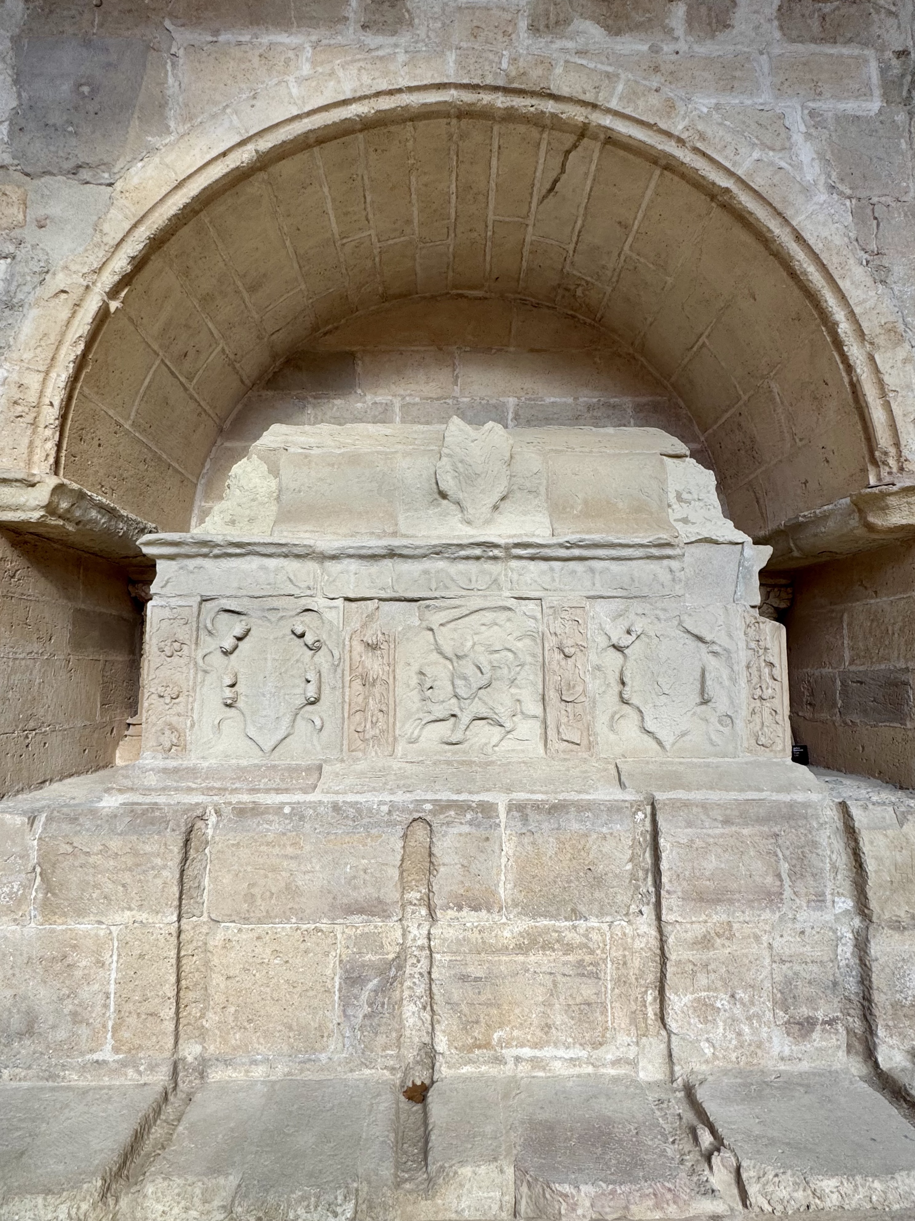 El sarcòfag de Guillema de Montcada. Al centre, la imatge del personatge, a cavall. / A.F.