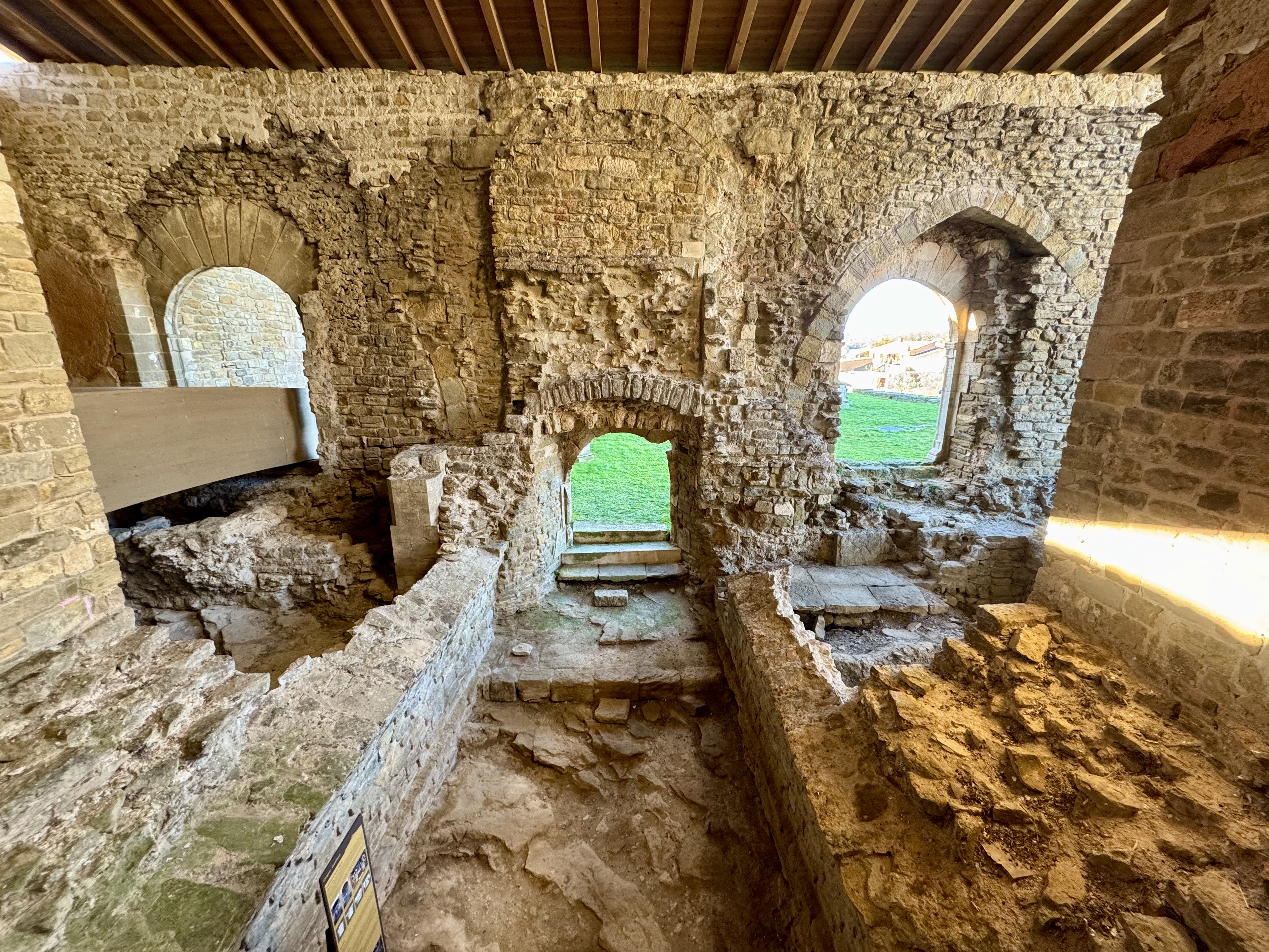 Galilea que dona accés a l'església romànica, on haurien enterrat Arsenda i Arnau. / A.F.