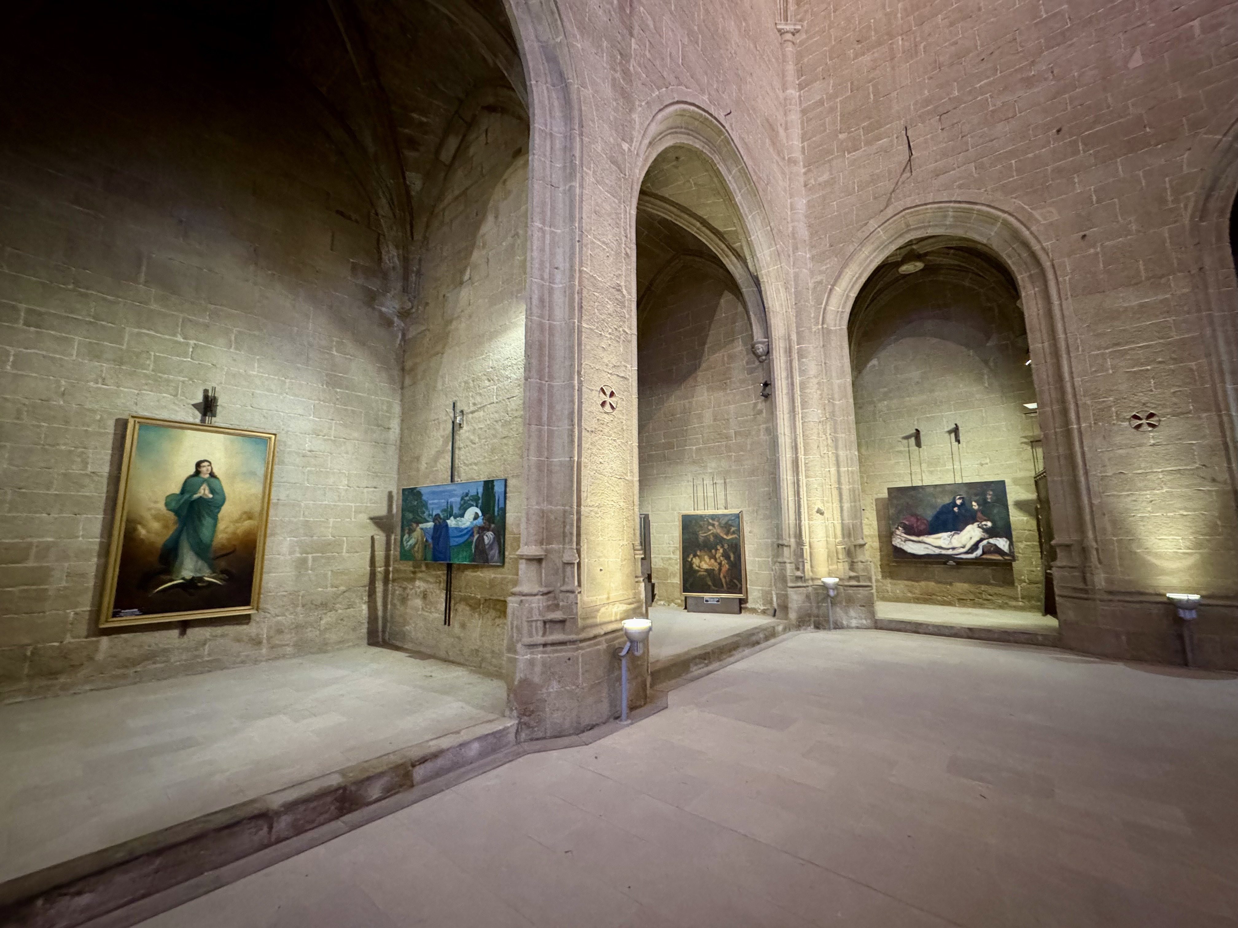 Algunes de les capelles laterals que envolten la nau central del temple. / A.F.