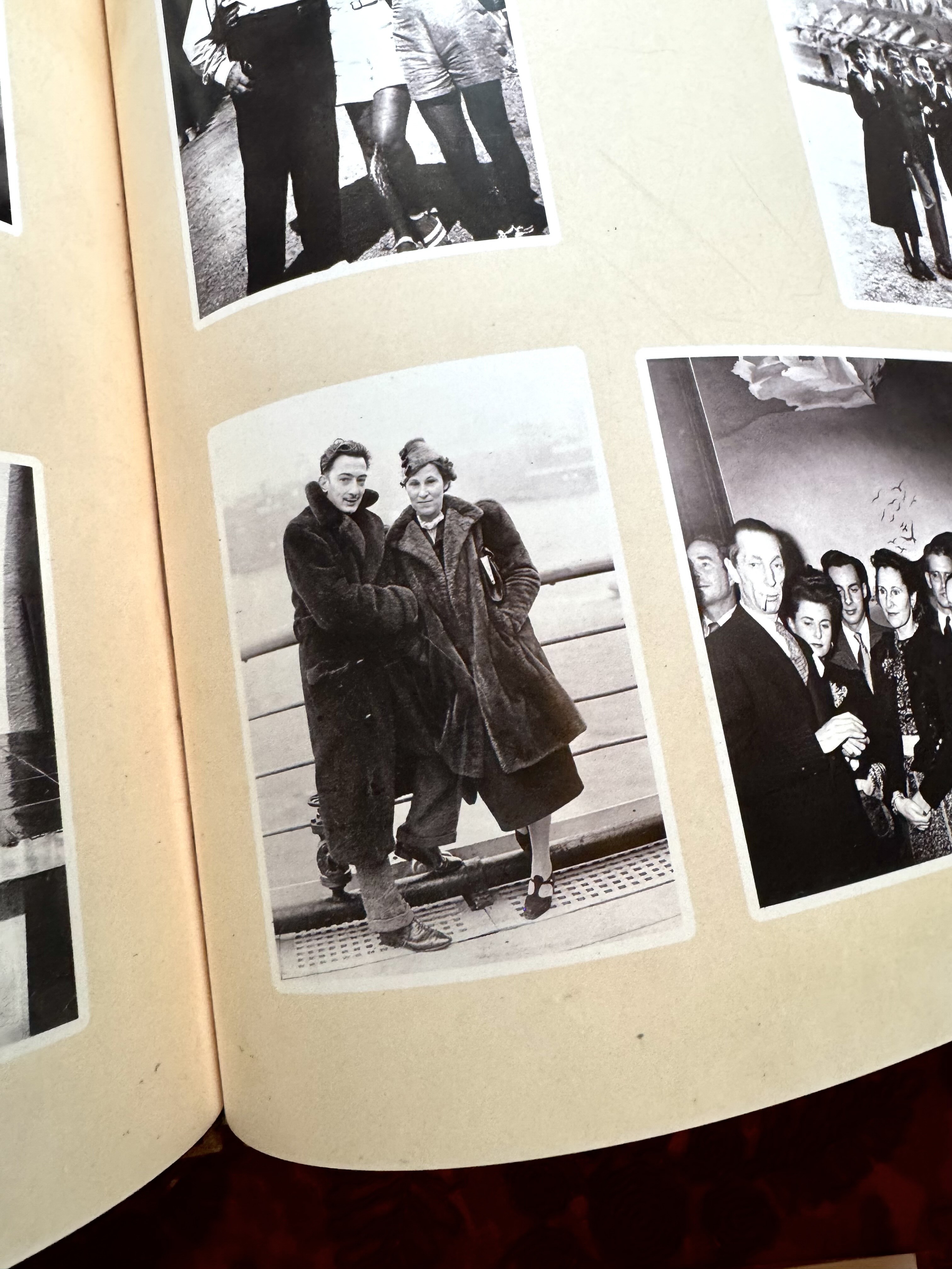 Una de les imatges de l'àlbum fotogràfic de Gala. La veiem amb Dalí durant el seu viatge als Estats Units, el 1940. /  © SALVADOR DALÍ, FUNDACIÓ GALA-SALVADOR DALÍ, VEGAP, BARCELONA, 2025