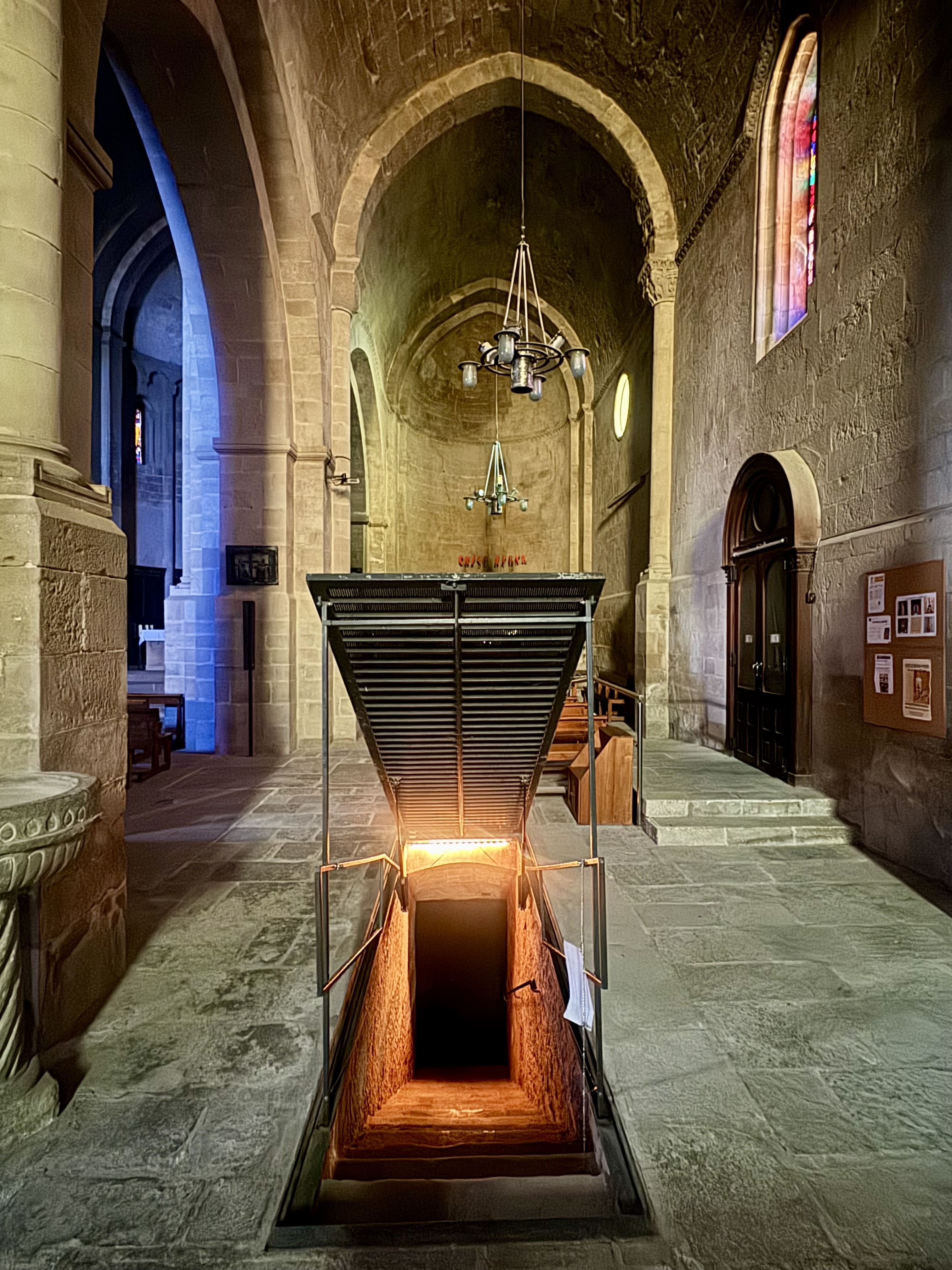 El refugi de l’església va ser construït l'any 1938, aprofitant una cripta existent. / A.F.