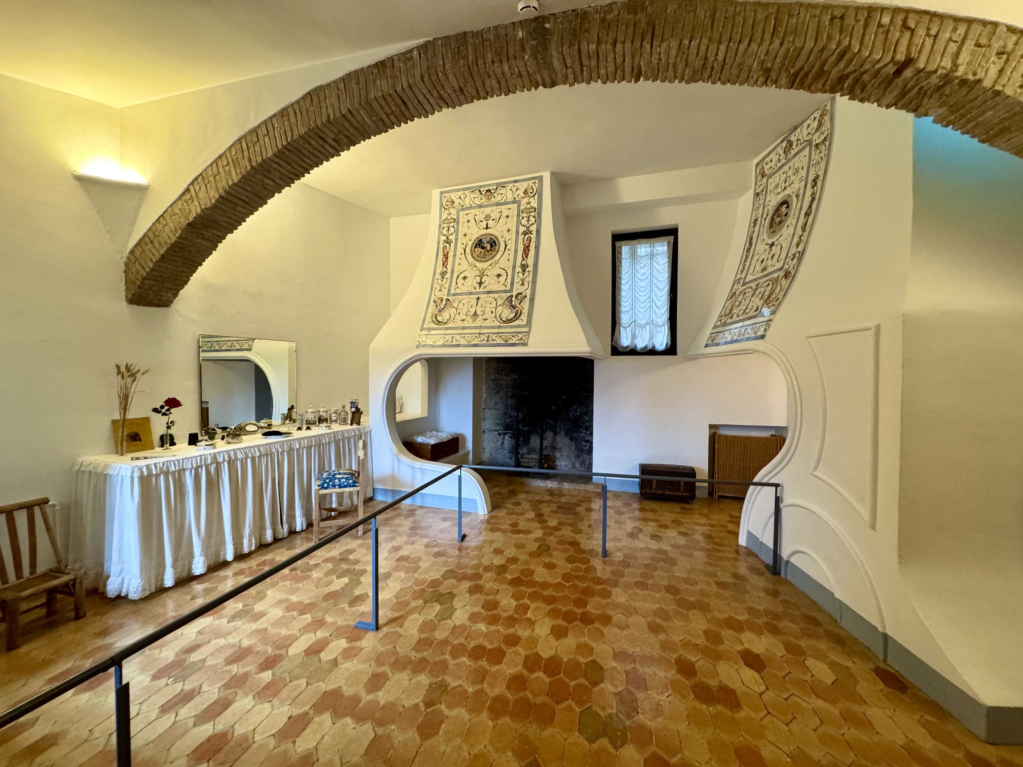 El bany de Gala, on es conserven molts dels productes de bellesa que va utilitzar. / © SALVADOR DALÍ, FUNDACIÓ GALA-sALVADOR dALÍ, VEGAP, BARCELONA, 2025