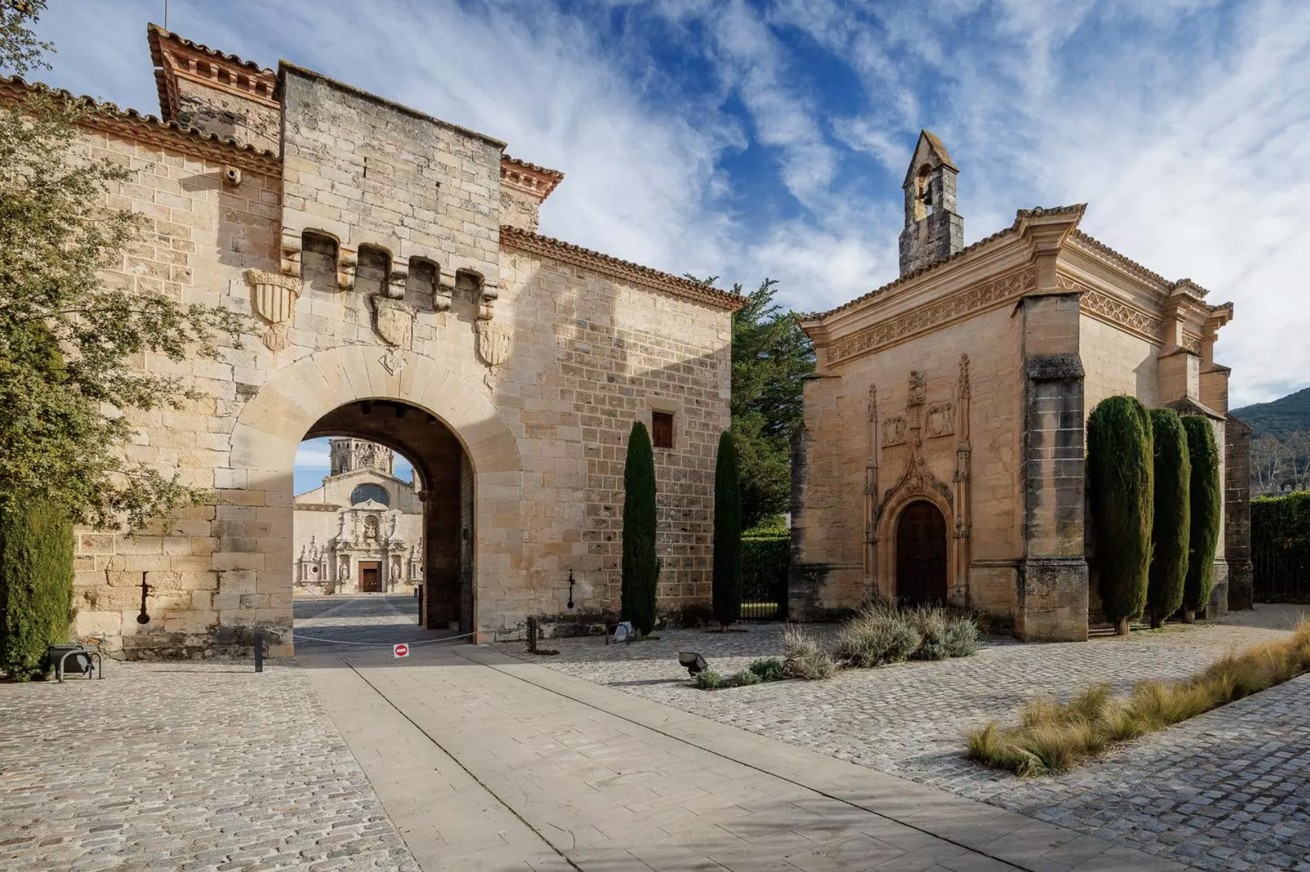 Imatge del recinte exterior del monestir de Poblet, amb la capella de Sant Jordi. QUIM ROSER / DEPARTAMENT DE CULTURA