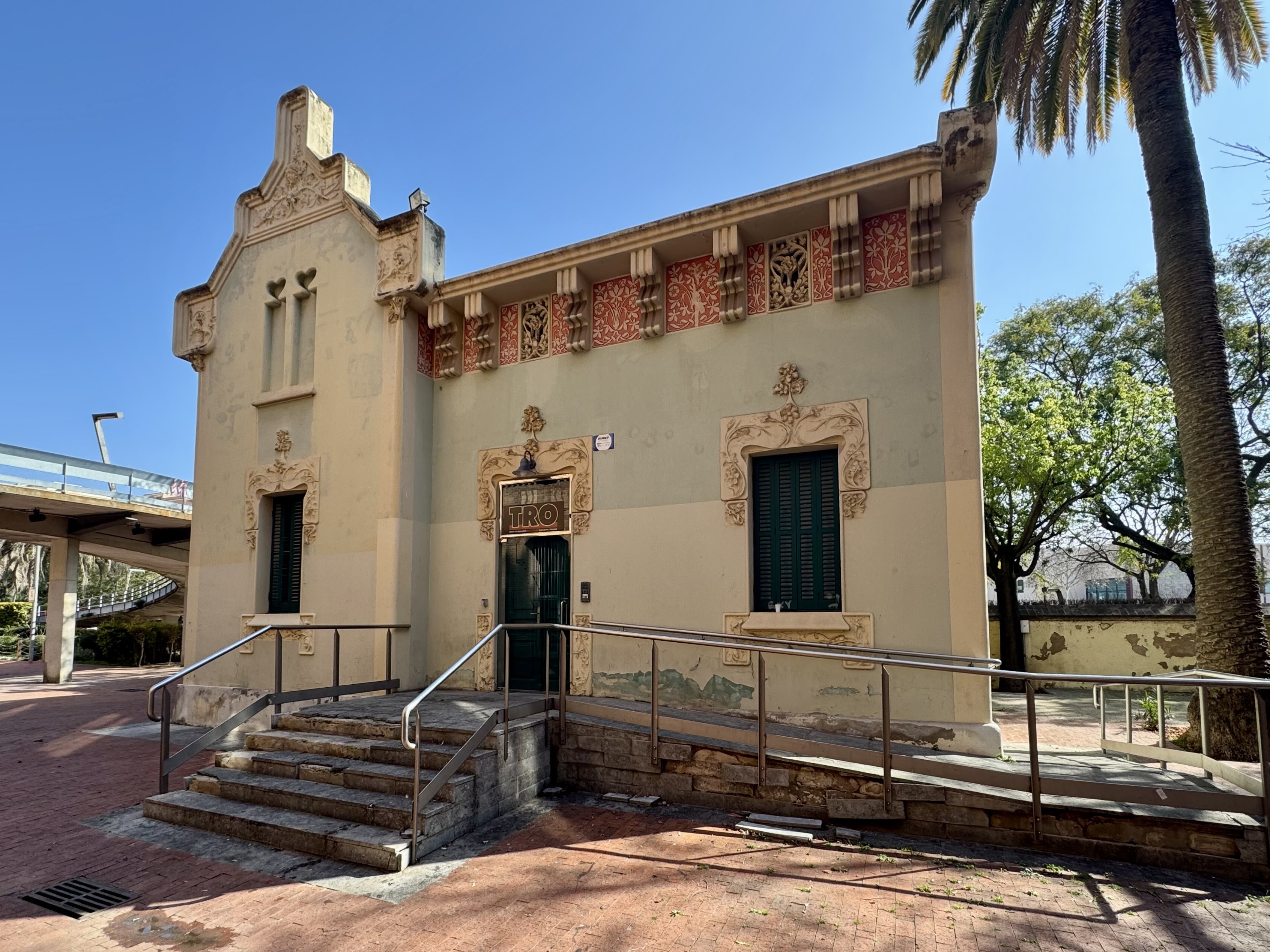 En aquest edifici hi va haver una llar d'infants per als fills de les treballadores de la fàbrica. / A.F.