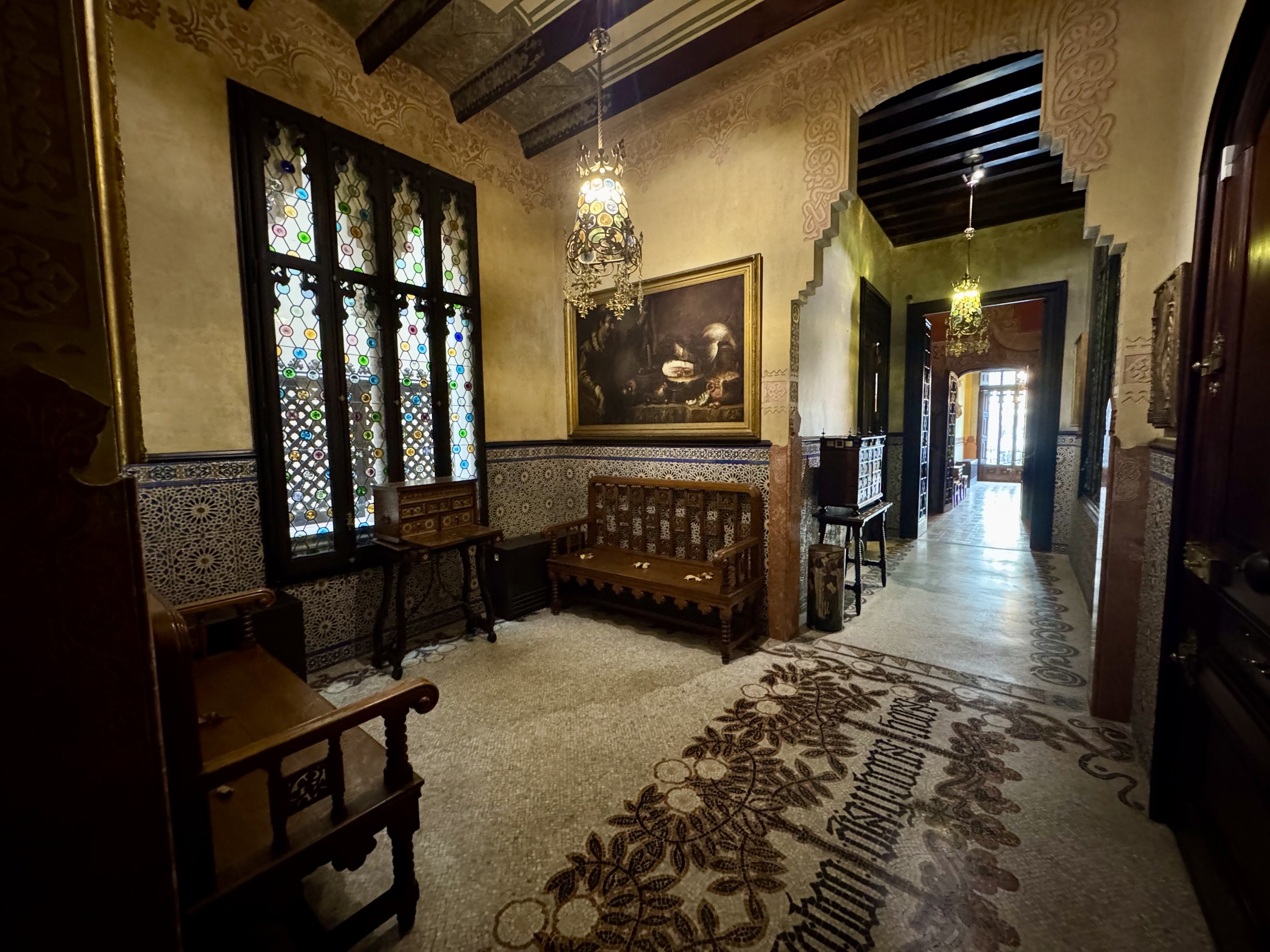 Els passadissos de la casa, profusament decorats. / A.F.