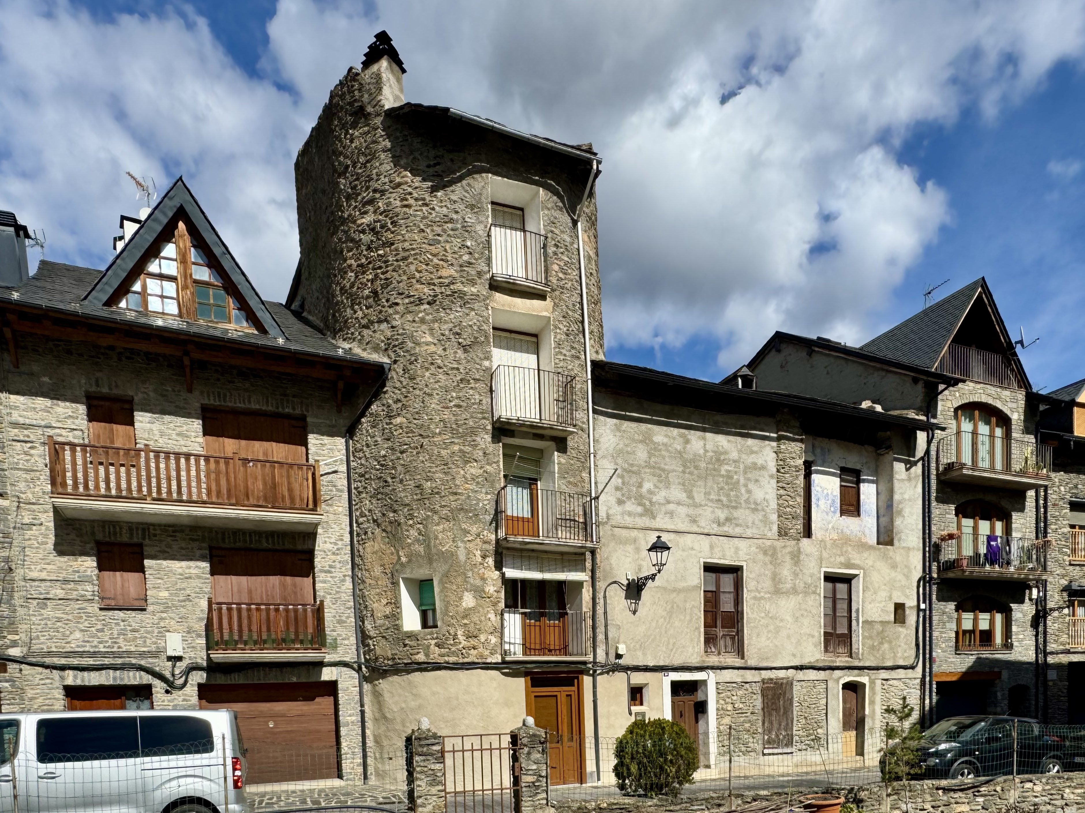 La Torre de Virós, al carrer de la Vall, és una antiga torre de la muralla. / A.F.