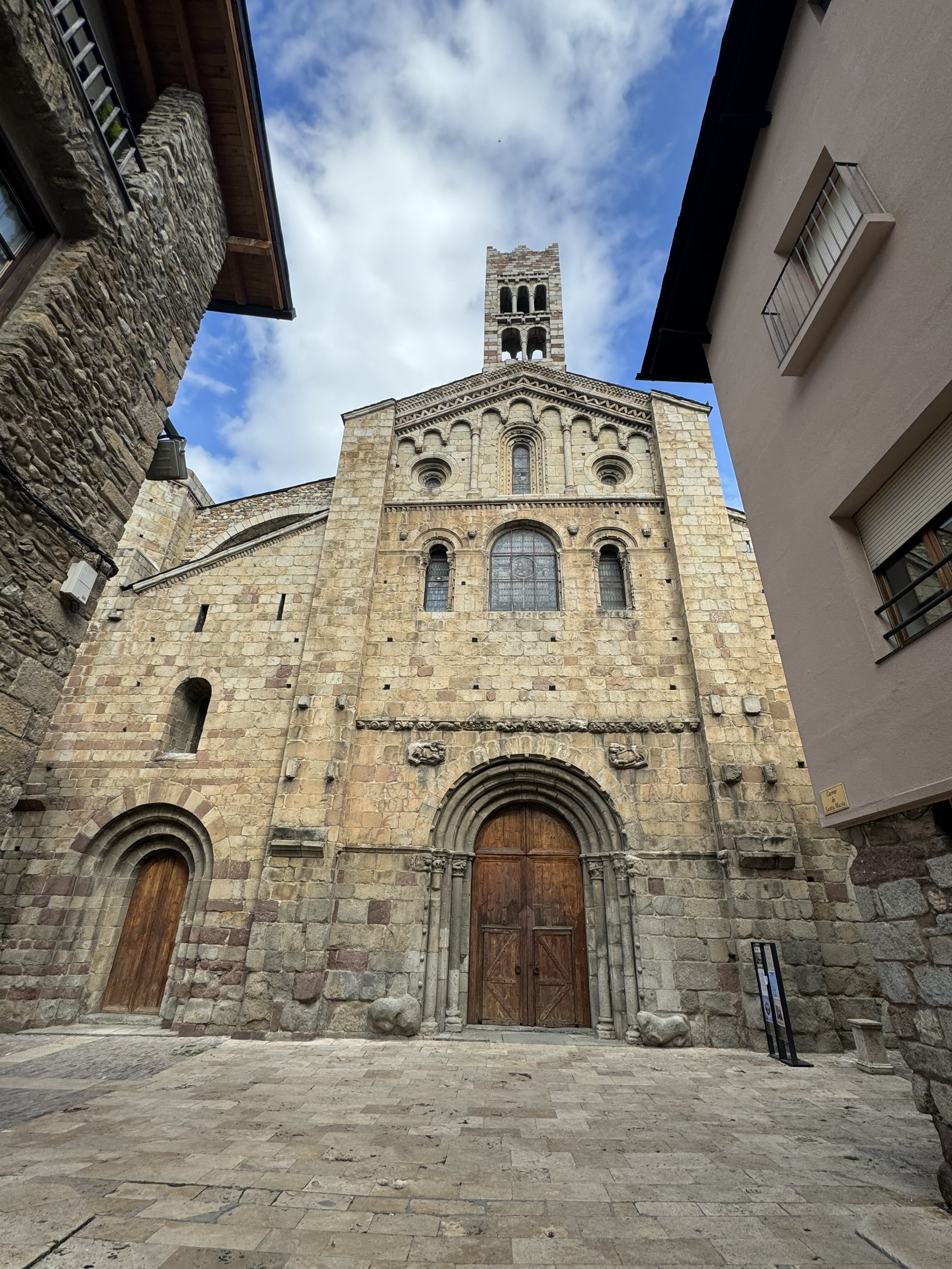 Façana principal de la Catedral de Santa Maria, amb el seu campanar característic. / A.F.