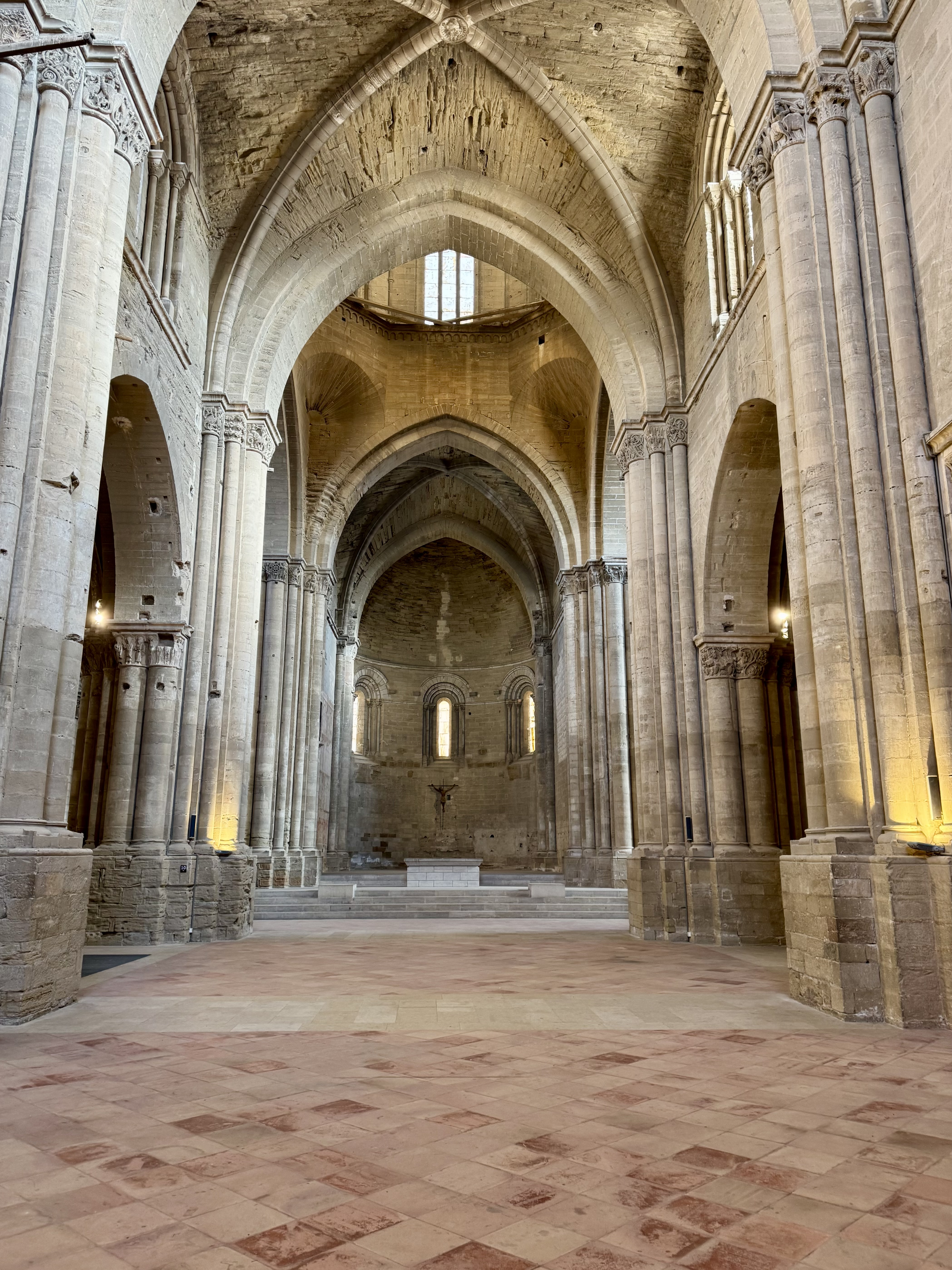 L'interior de l'església amb l'altar major al fons. / A.F.