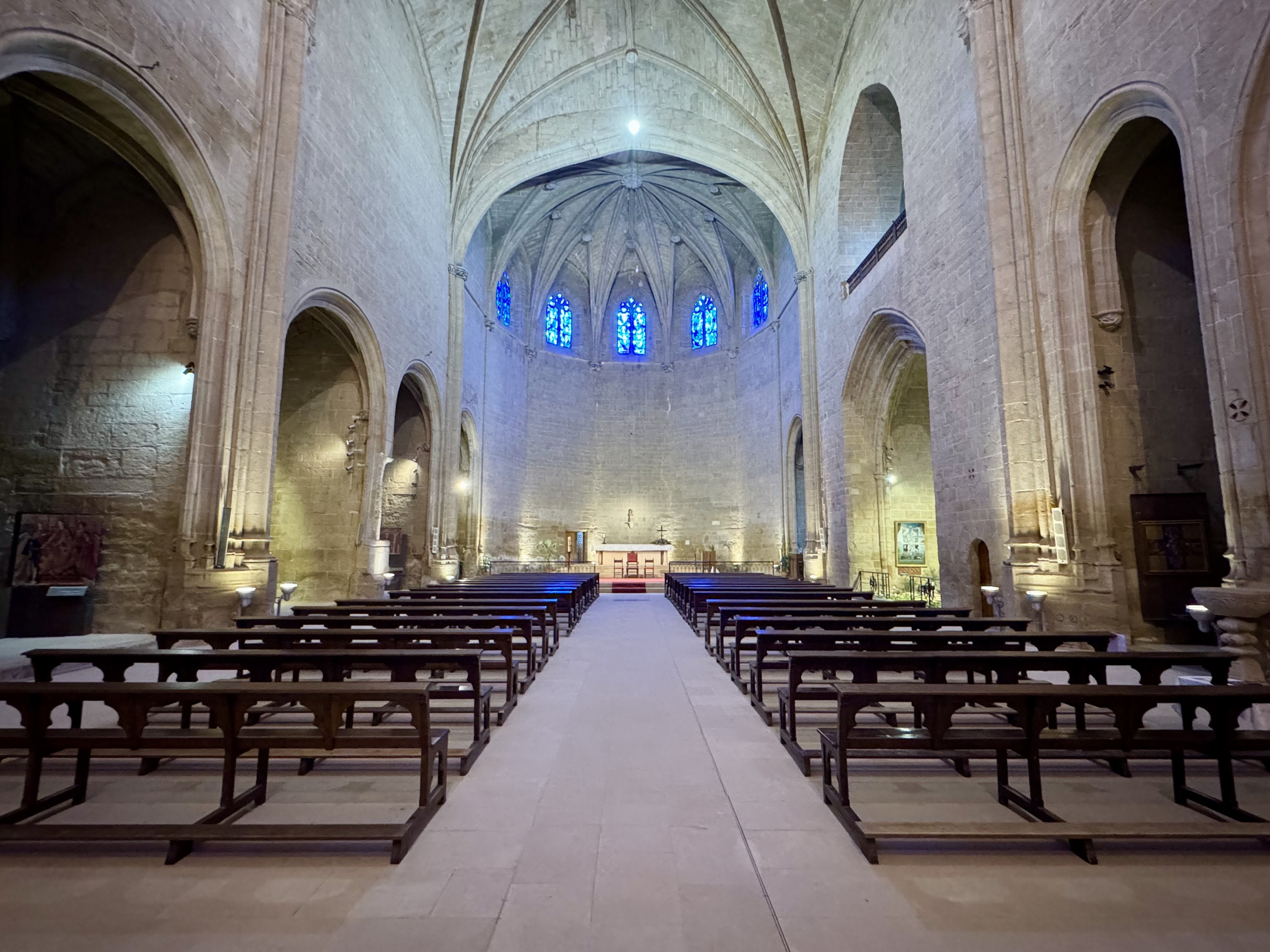 Interior de l'església de Santa Maria, amb els finestrals gòtics de l'absis. / A.F.