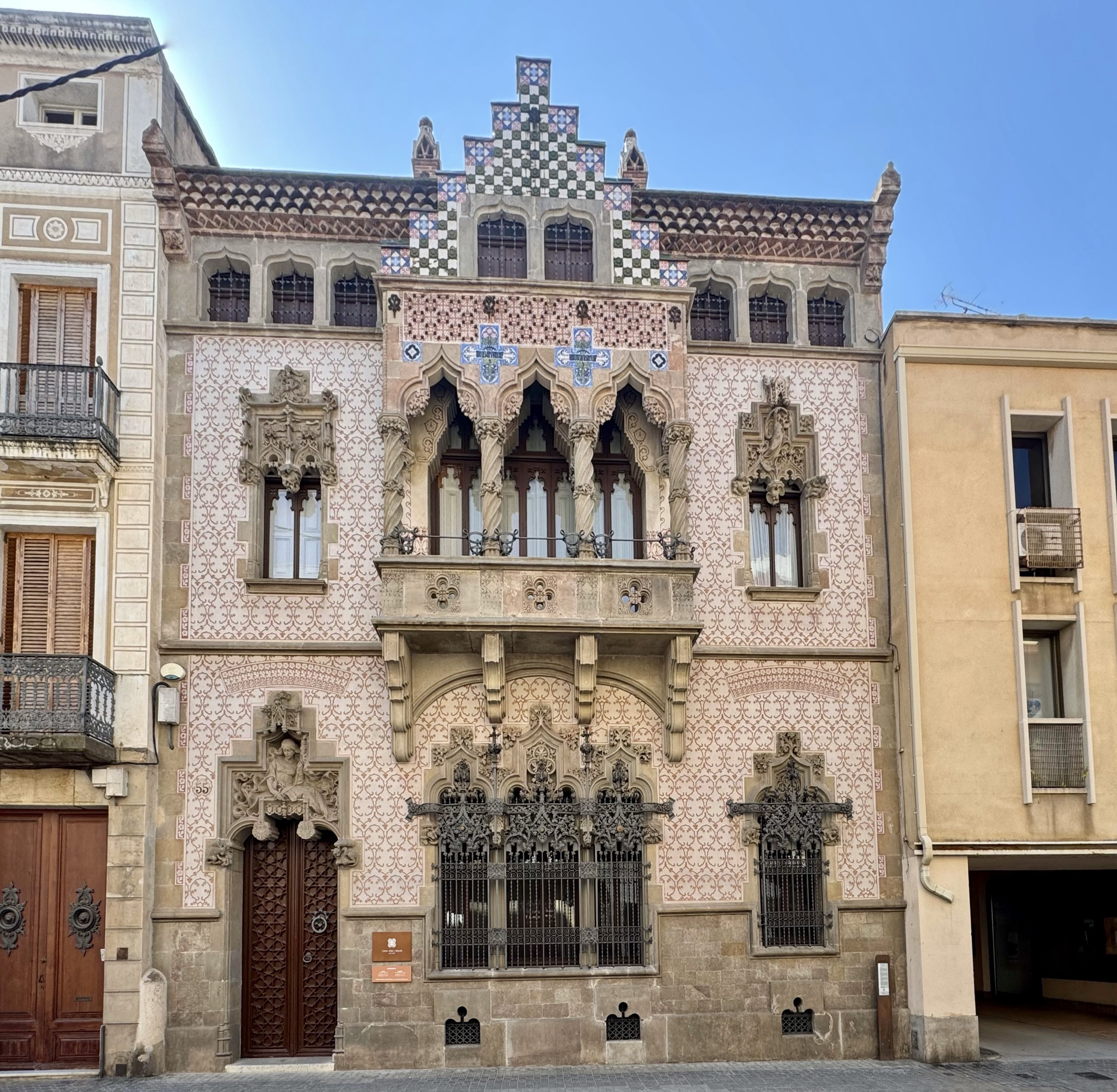 La façana compta amb nombrosos elements que fan referència al negoci familiar. / A.F.