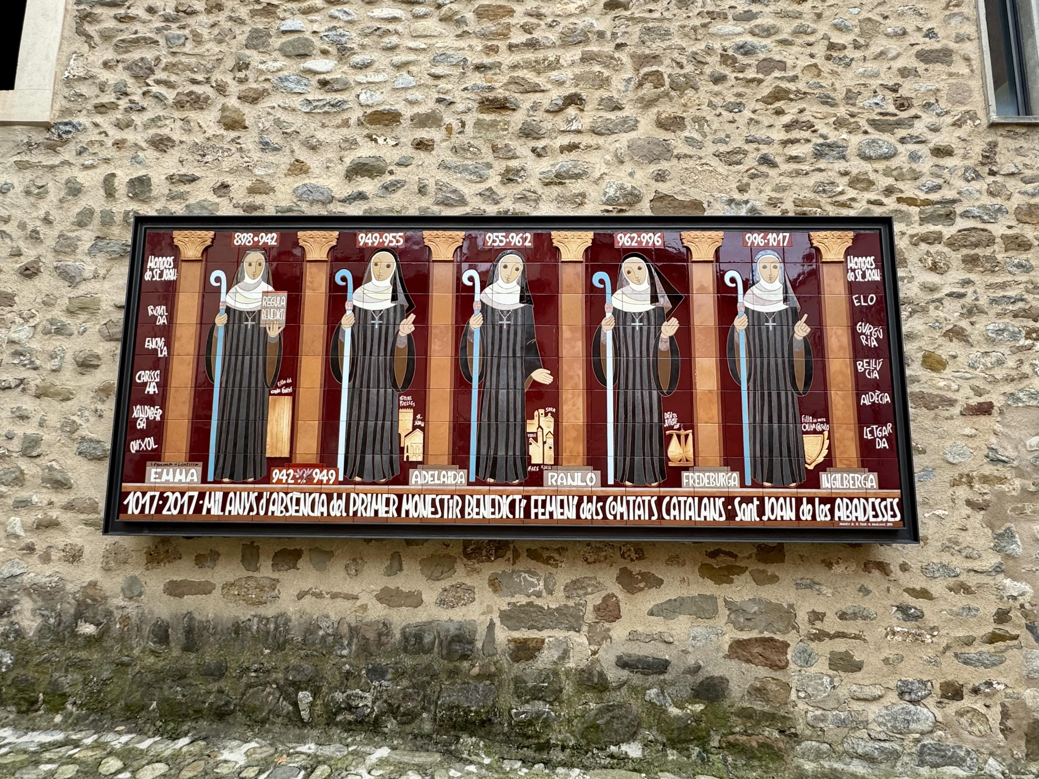 A la paret de l'antiga infermeria, un mural ceràmic recorda les cinc abadesses que van governar el monestir. / A.F.