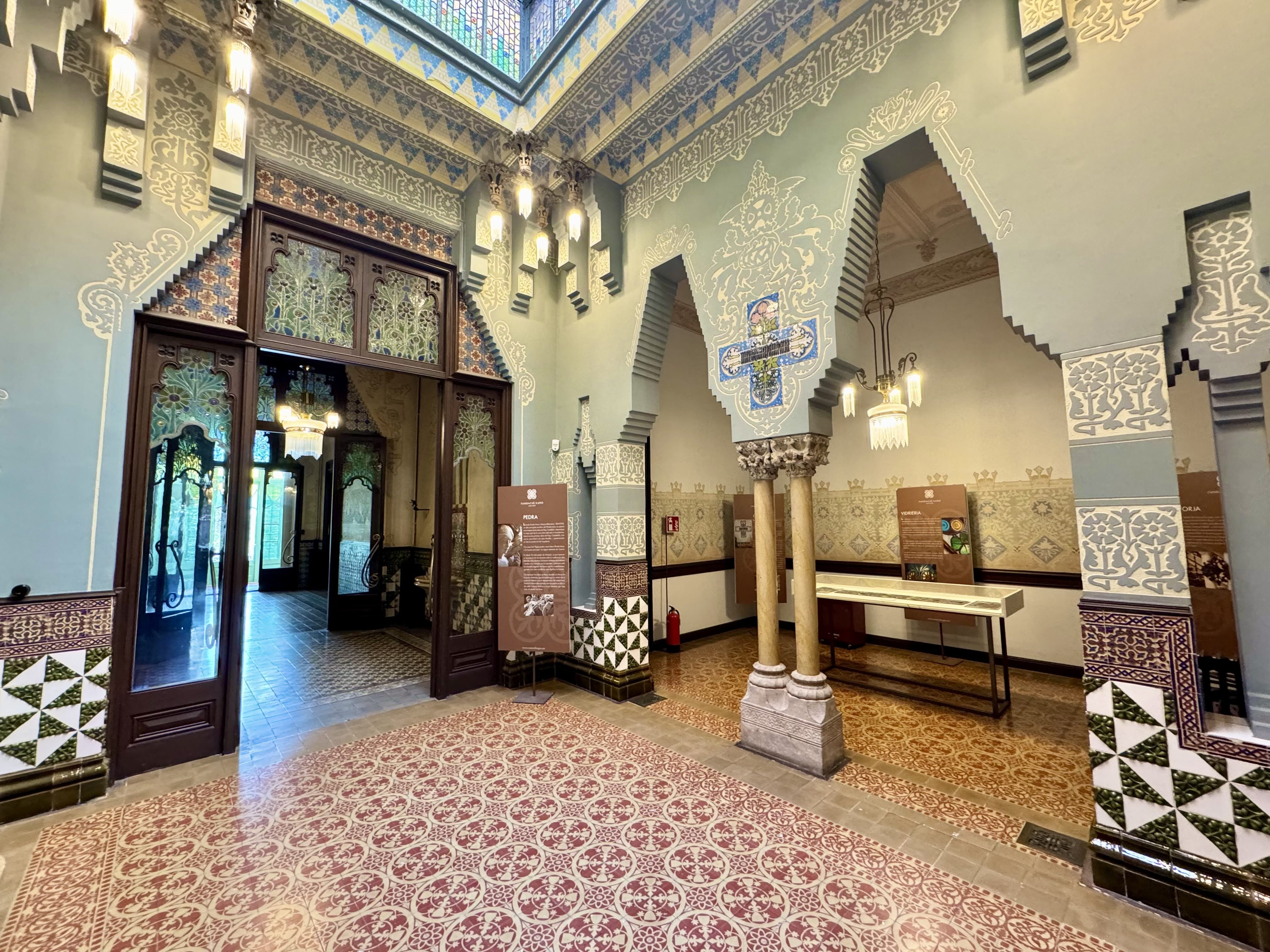 El vestíbul de la planta noble, profusamente decorat. / A.F. 