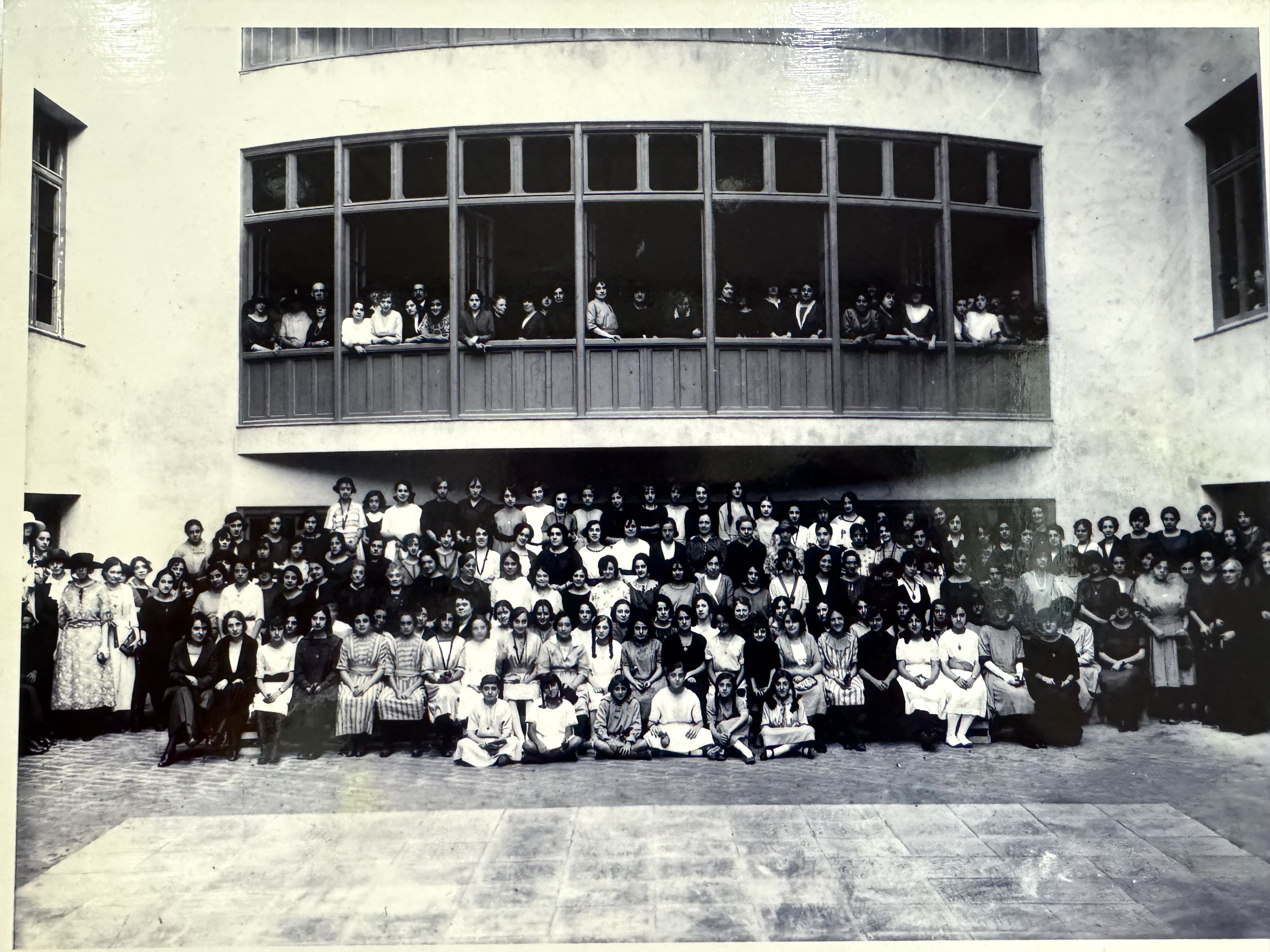 Una imatge d'un grup d'alumnes de l'Institut al pati de l'edifici. / FONS BIBLIOTECA FRANCESCA BONNEMAISON