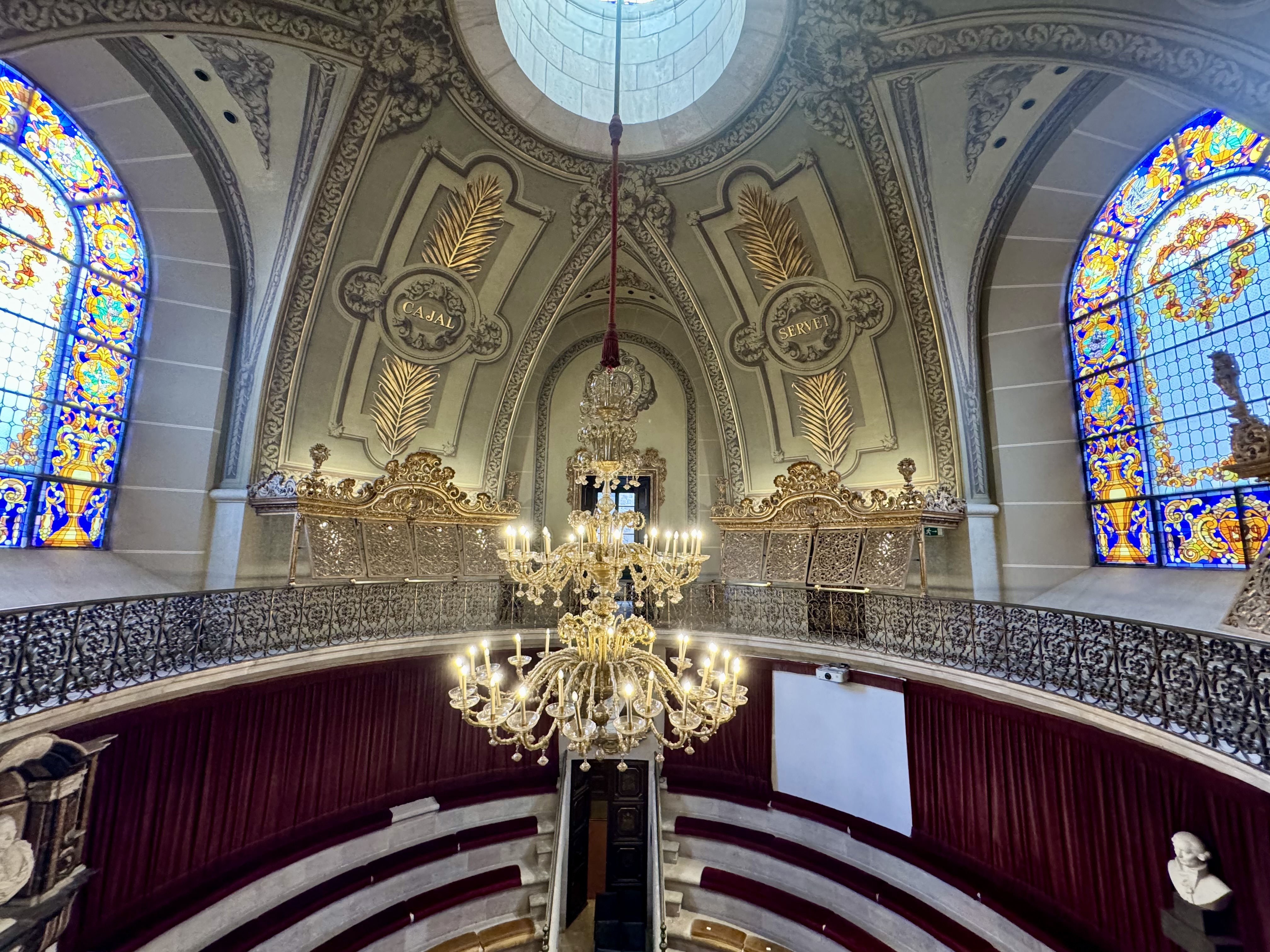 L’amfiteatre anatòmic és una sala circular coberta per una cúpula esfèrica amb elaborats vitralls. / A.F.