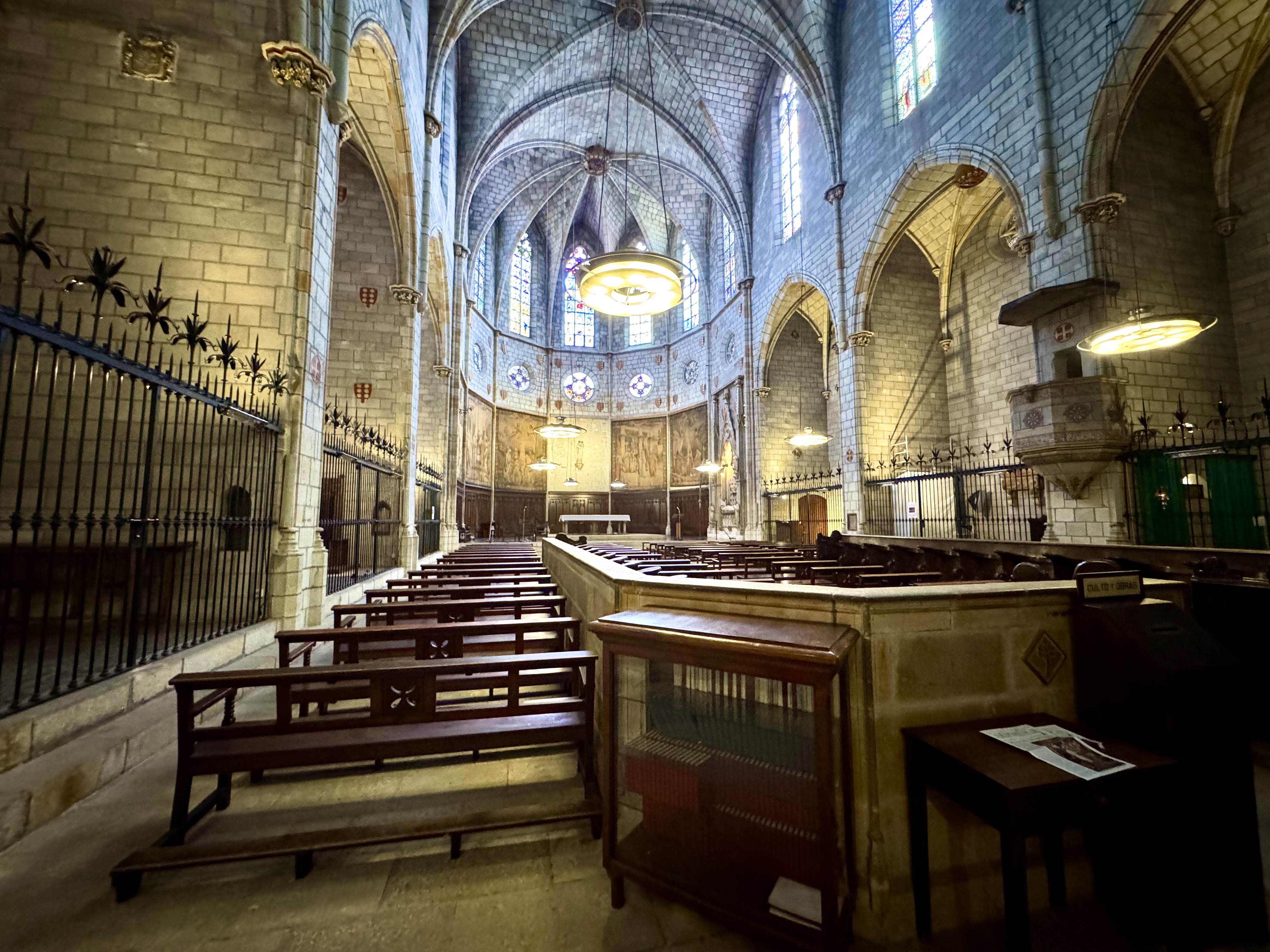 Interior de l'església del monestir de Santa Maria de Pedralbes. / A.F.