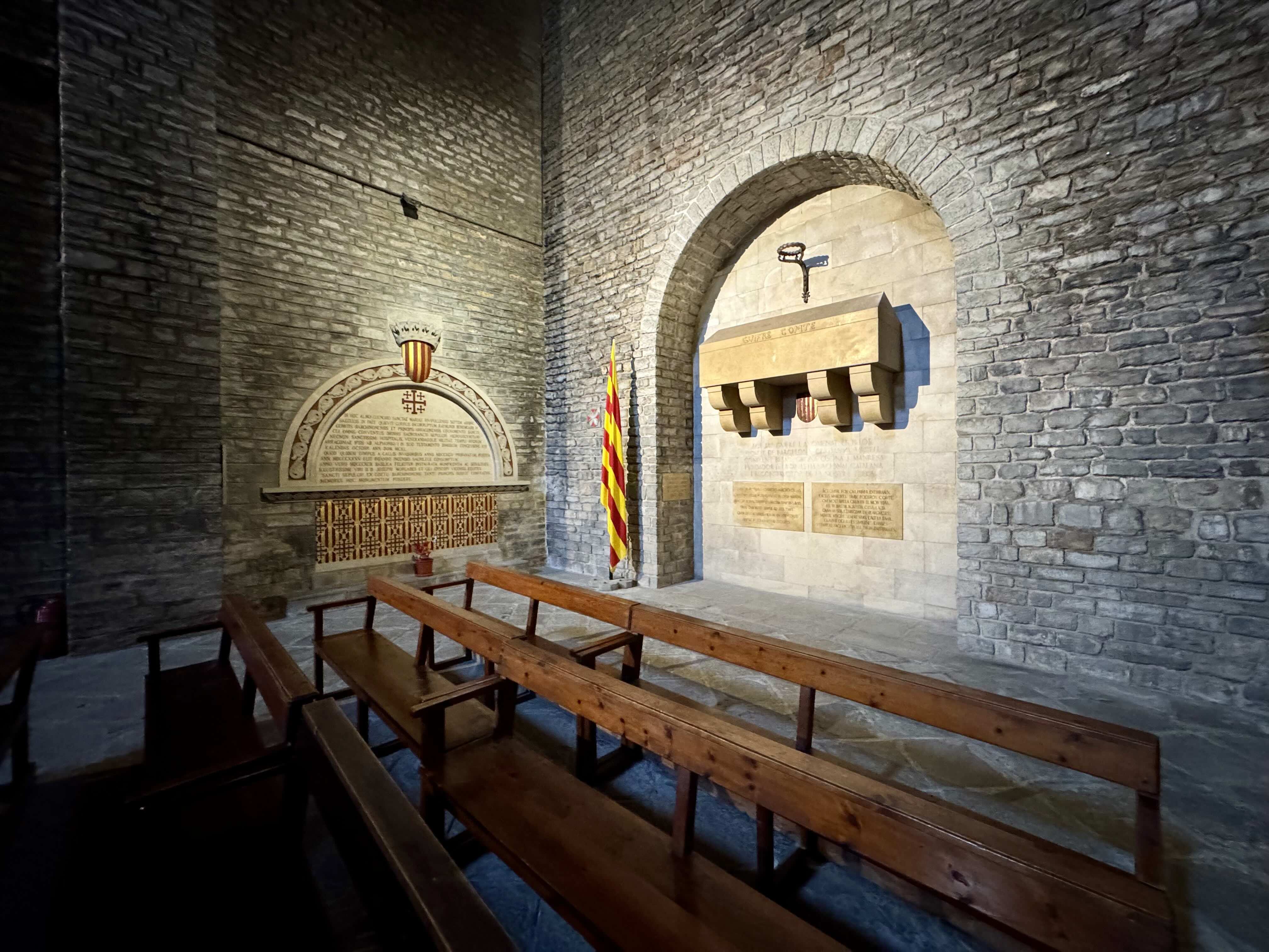 El nou sepulcre del comte Guifré, situat en un extrem del transsepte. / A.F.