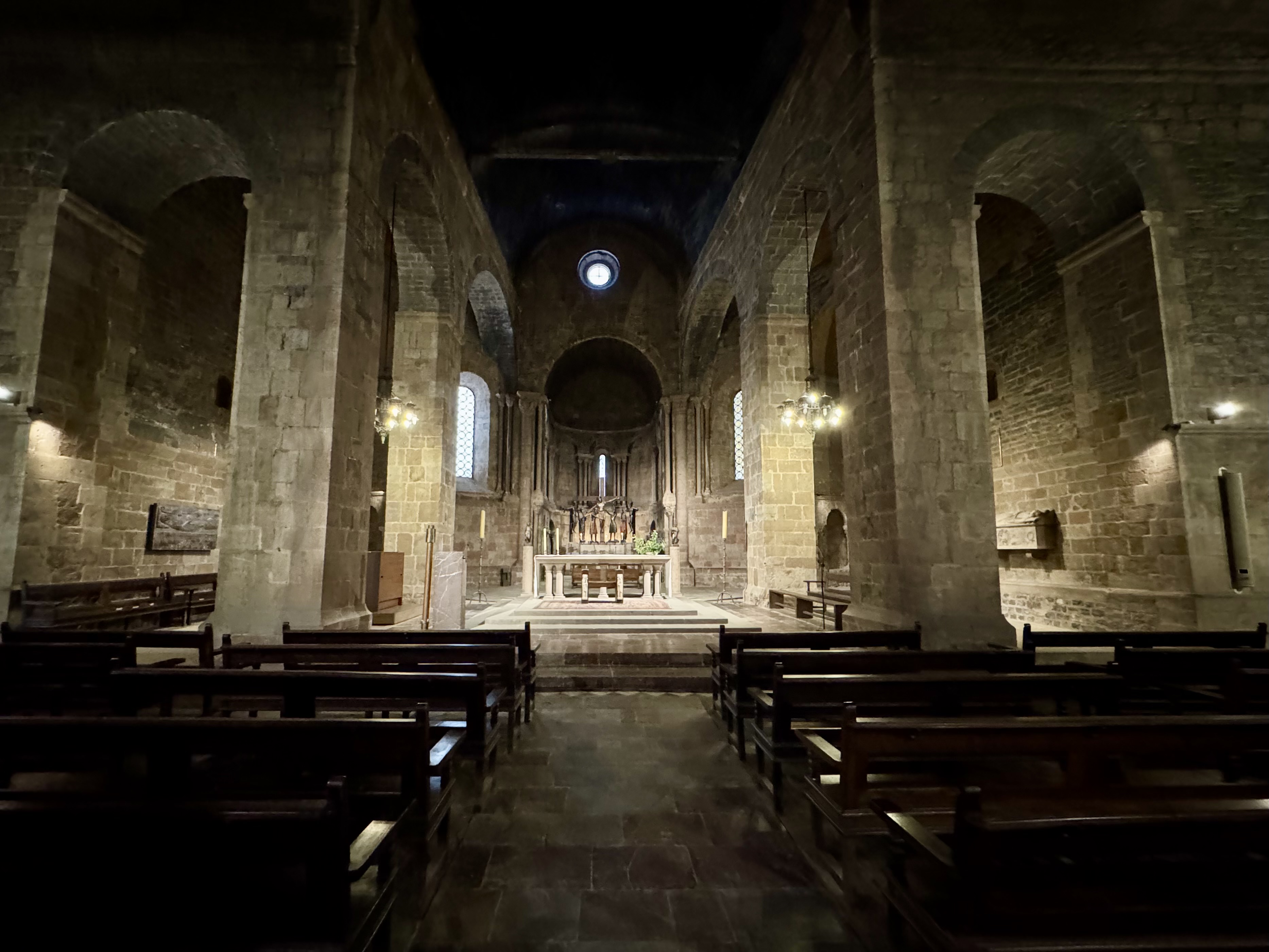 Interior de l'església. A l'altar, el conjunt del Davallament del Santíssim Misteri. / A.F.