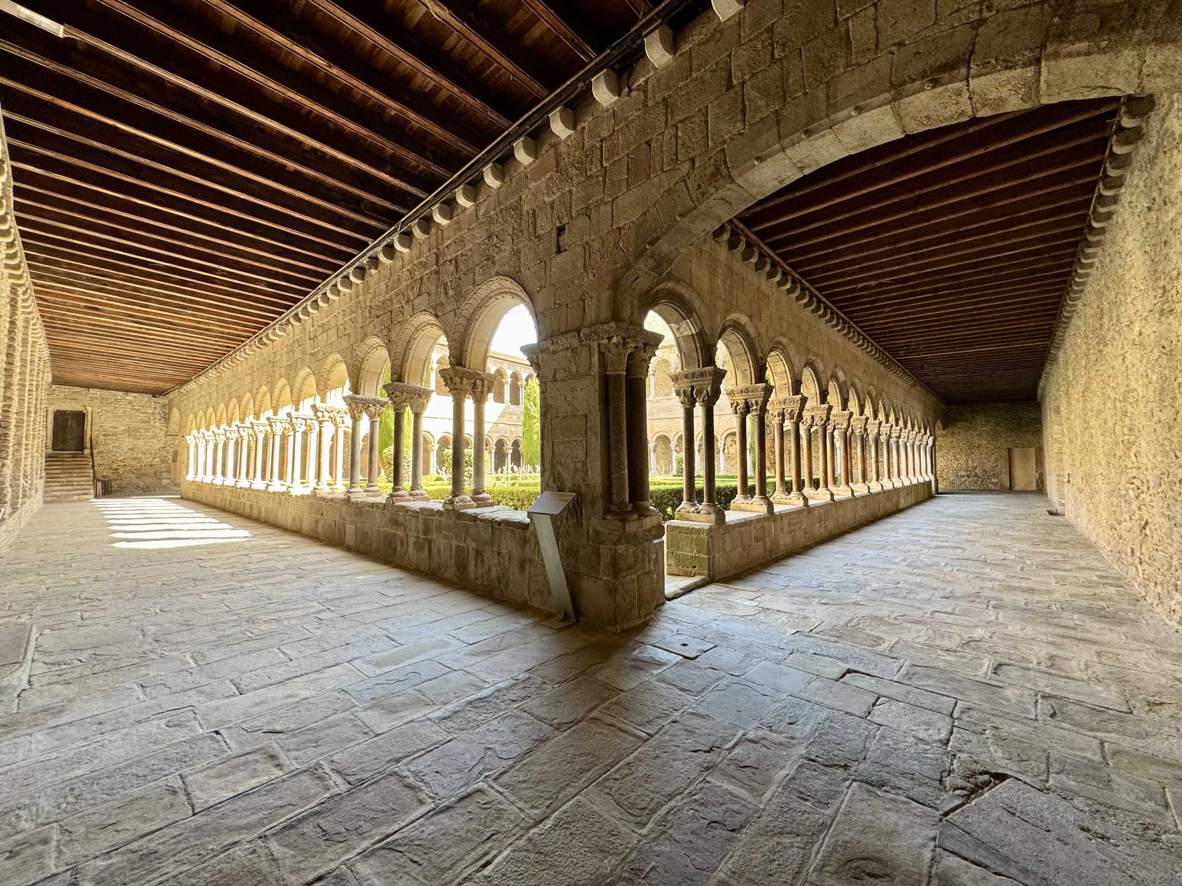 El claustre comunicava les principals dependències del monestir. Una de les galeries és romànica i les altres gòtiques. / A.F.