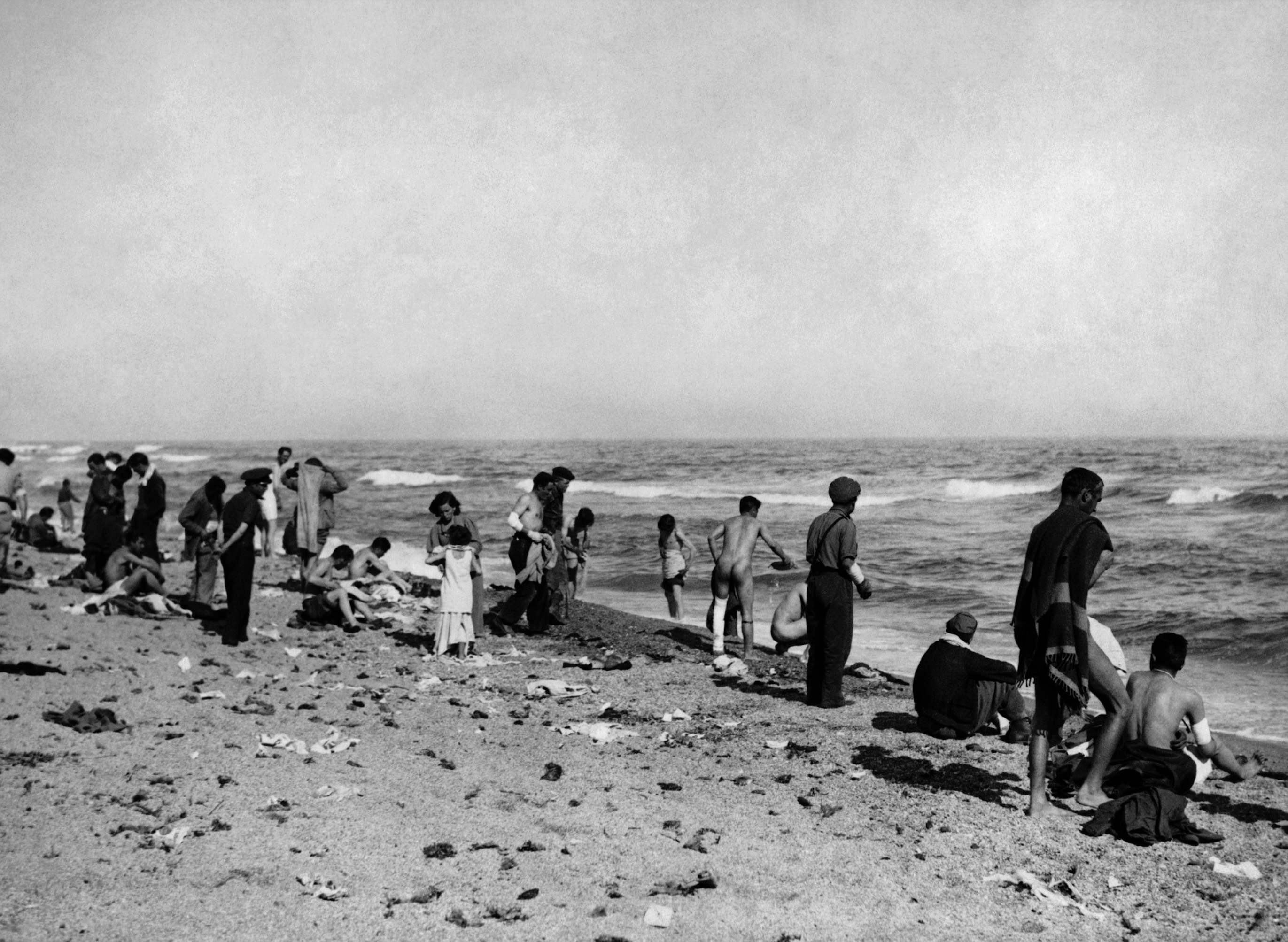 Una imatge de febrer de 1939 a la platja d'Argelers, on un grup de refugiats es renta al mar. / EFE