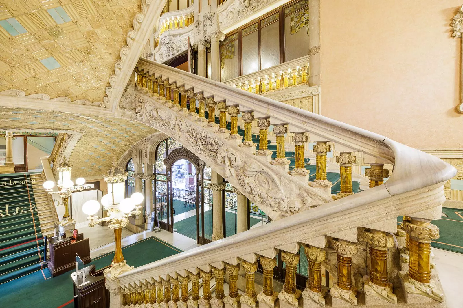 Una majestuosa escala ornamentada condueix a la sala de concerts del Palau, situada al primer pis. QUIM ROSER / DEPARTAMENT DE CULTURA
