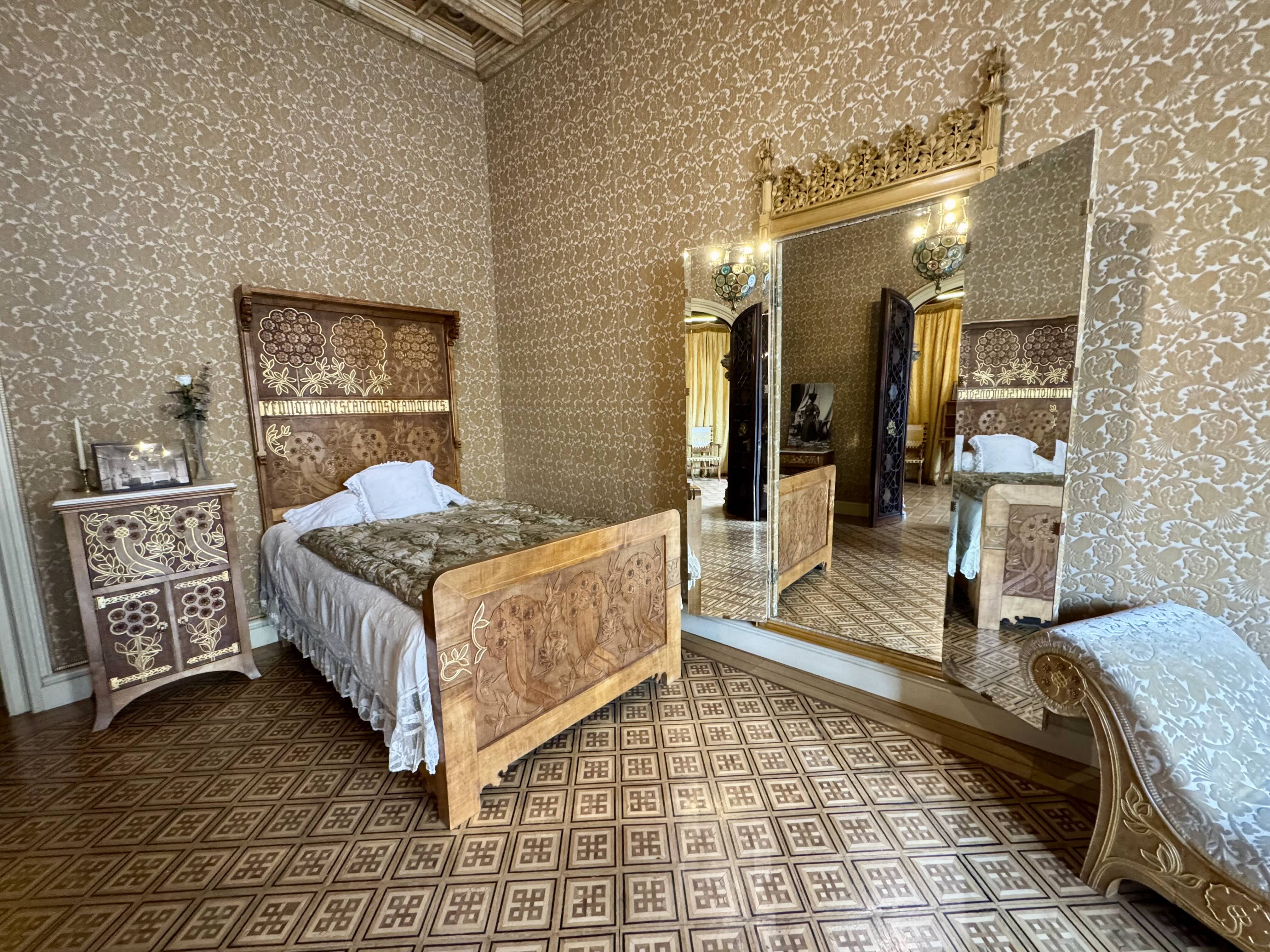 L'habitació de Teresa Amatller, amb un espectacular mirall de portes. / A.F.