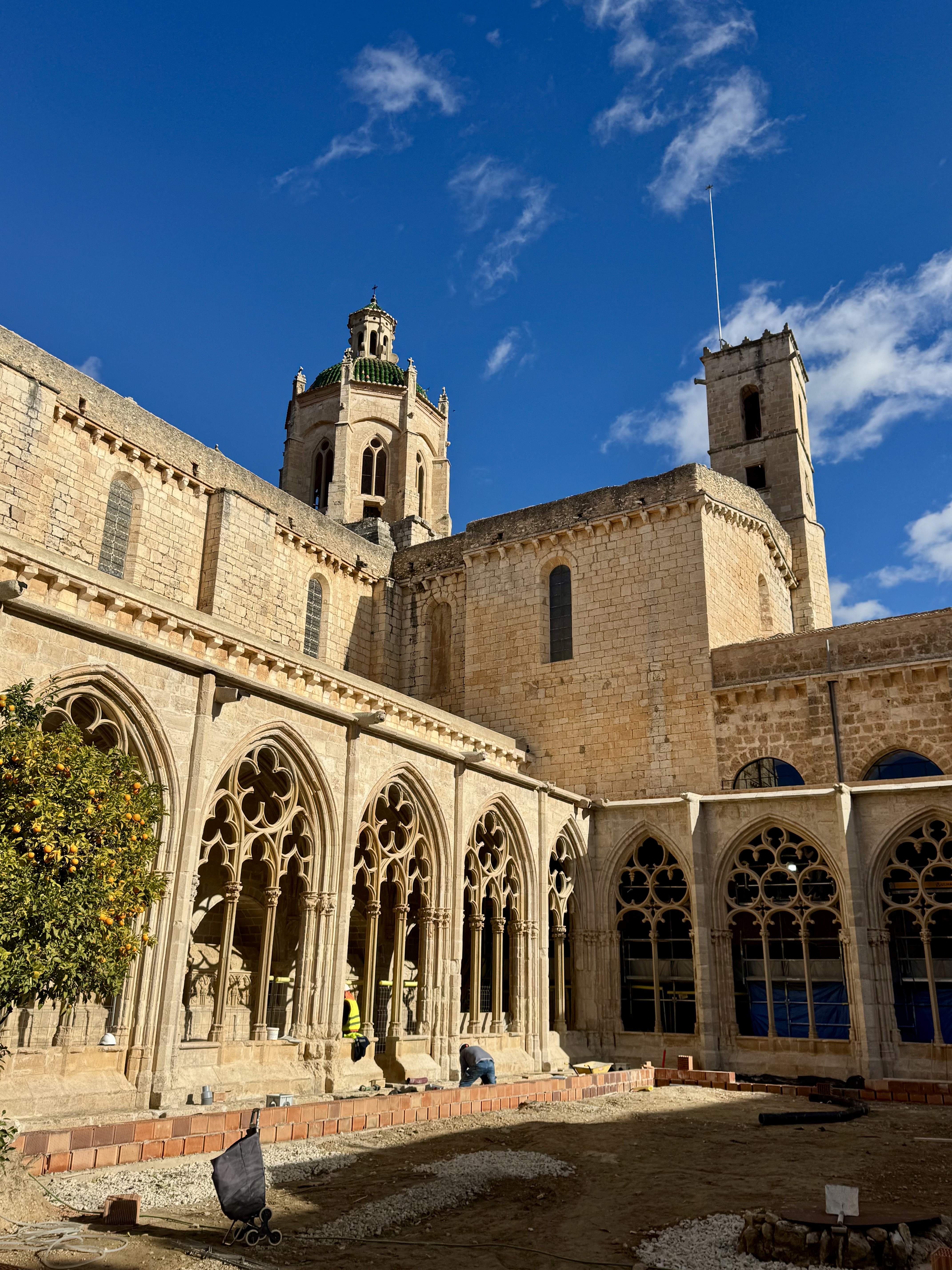 Les obres del claustre gòtic estan en la seva recta final. / A.F.