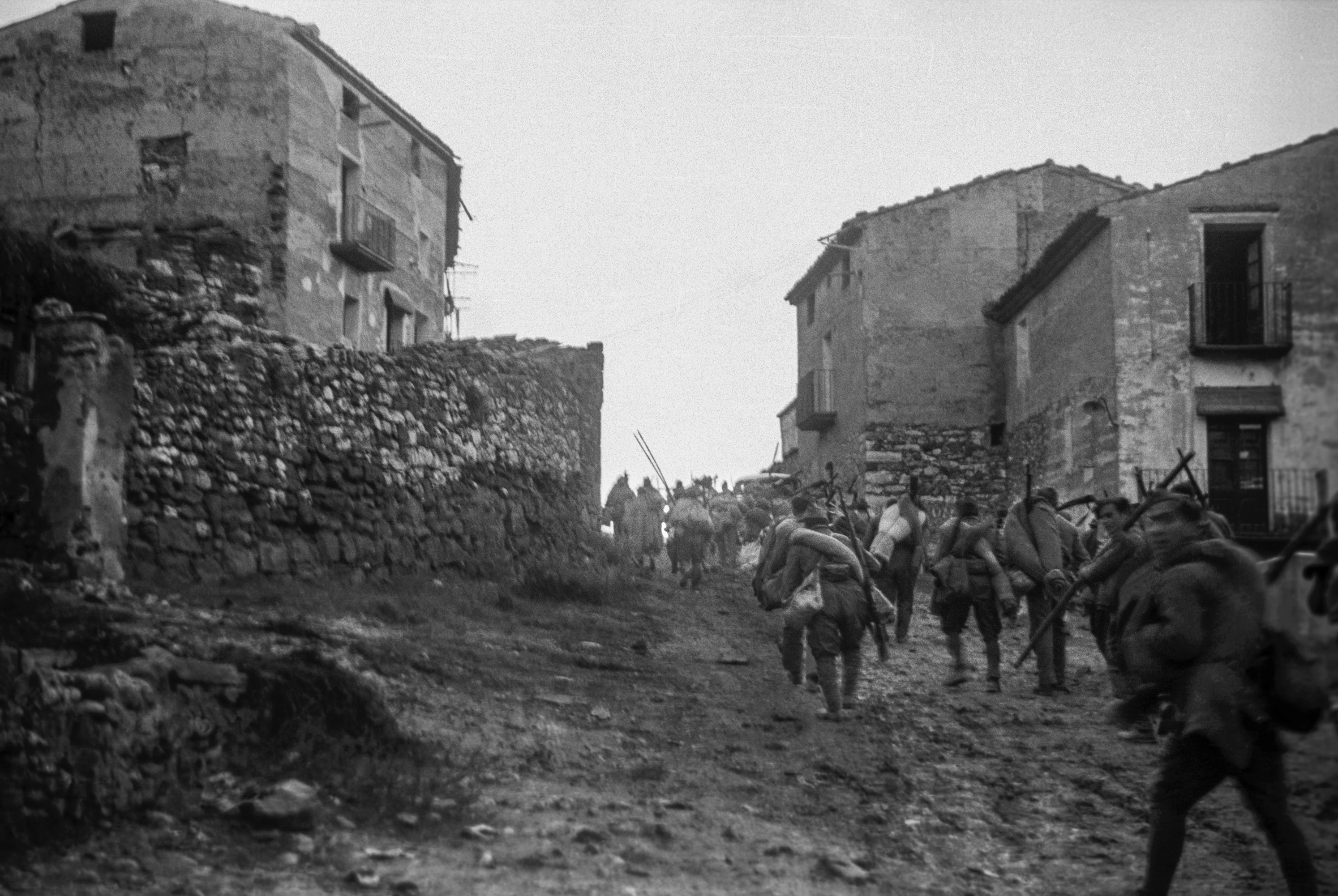 Soldats franquistes entrant en una localitat al sector de Cubells, durant l'ofensiva sobre Artesa de Segre. / EFE