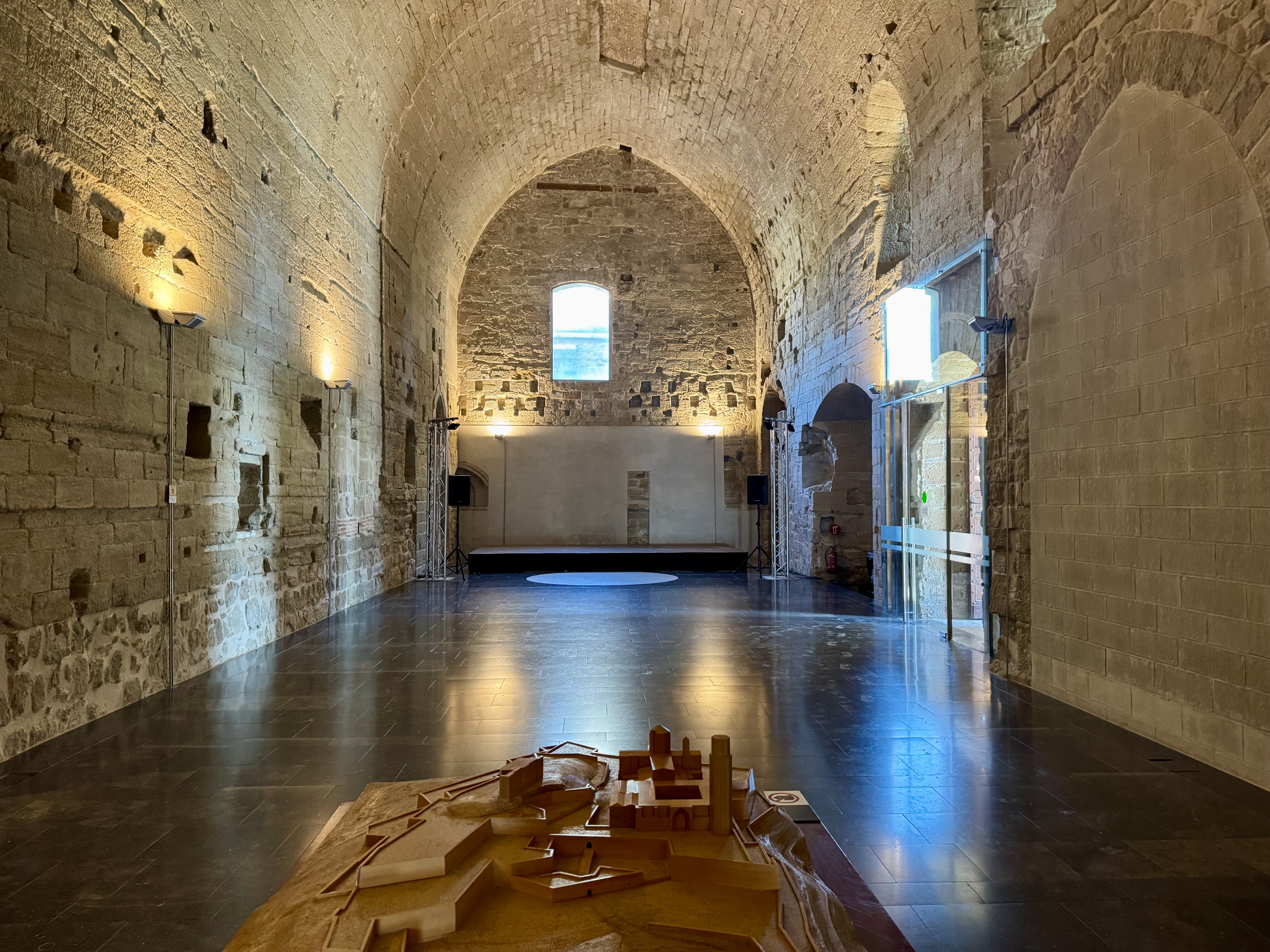 La sala gran de la canonja, un dels primers espais que es van construir a la Seu Vella. / A.F. 