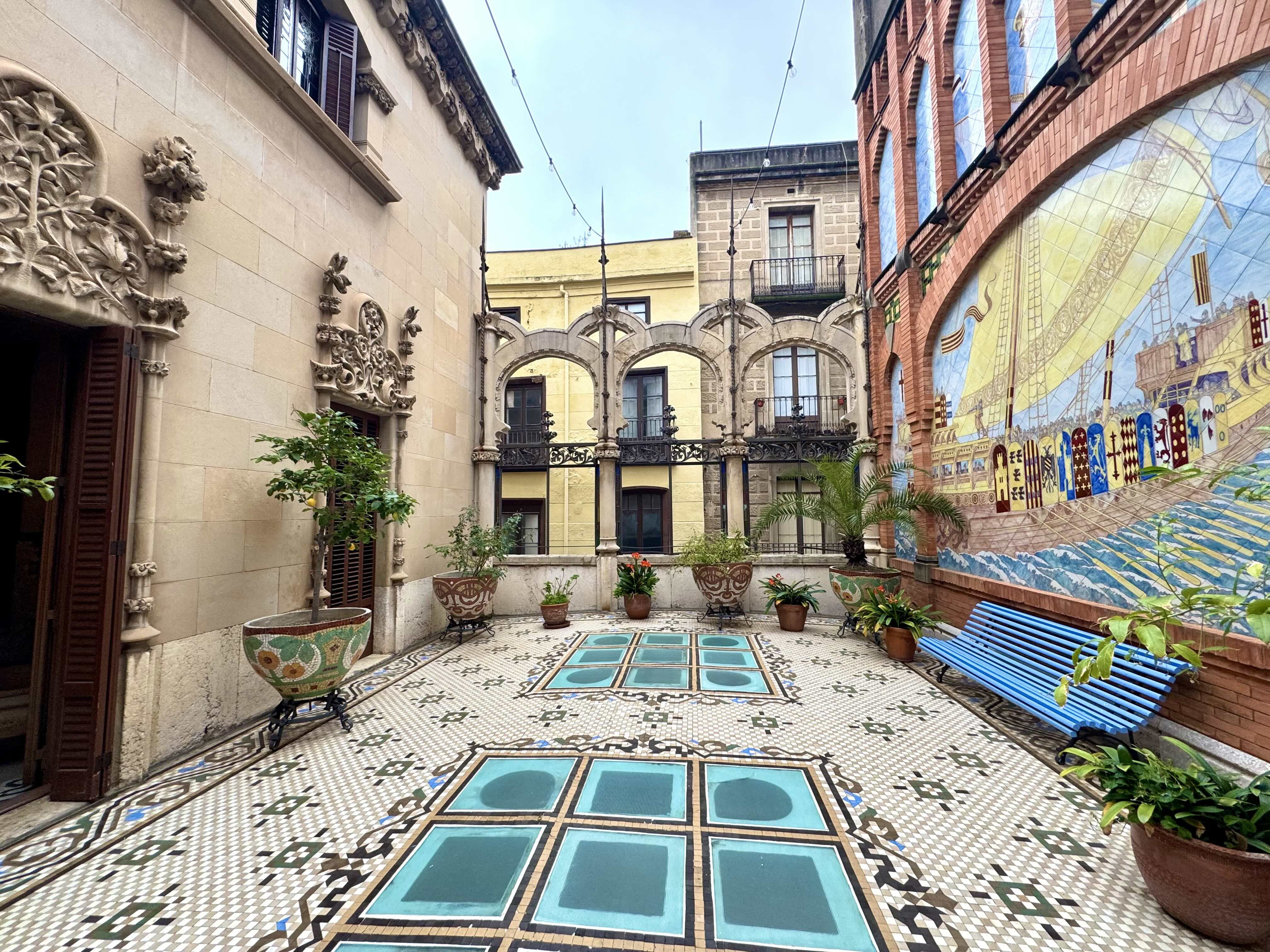 El pati interior de la casa, un oasi enmig de la ciutat. / A.F.