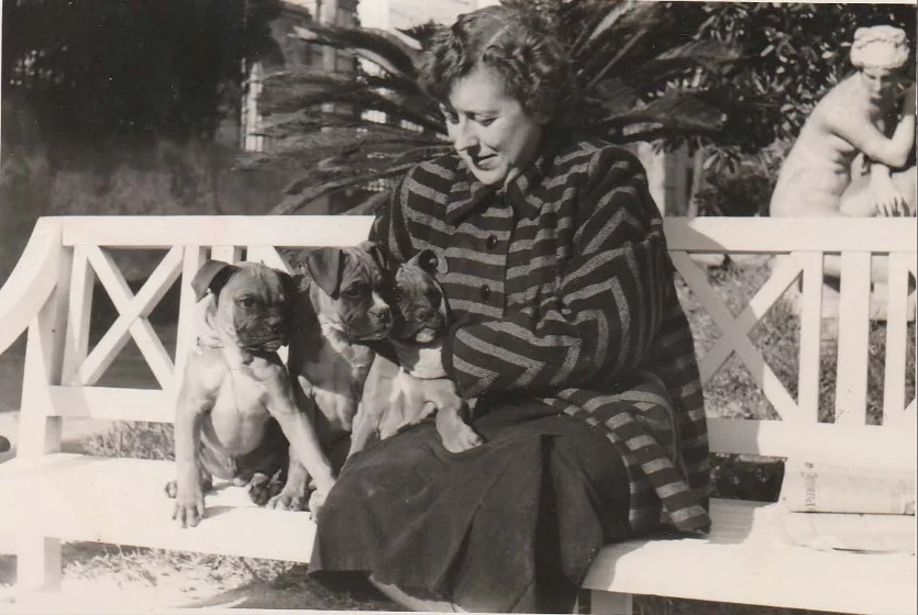Nuria Pla amb tres cadells de bòxer, raça que es va dedicar a criar. / © Fundació Ramon Pla Armengol