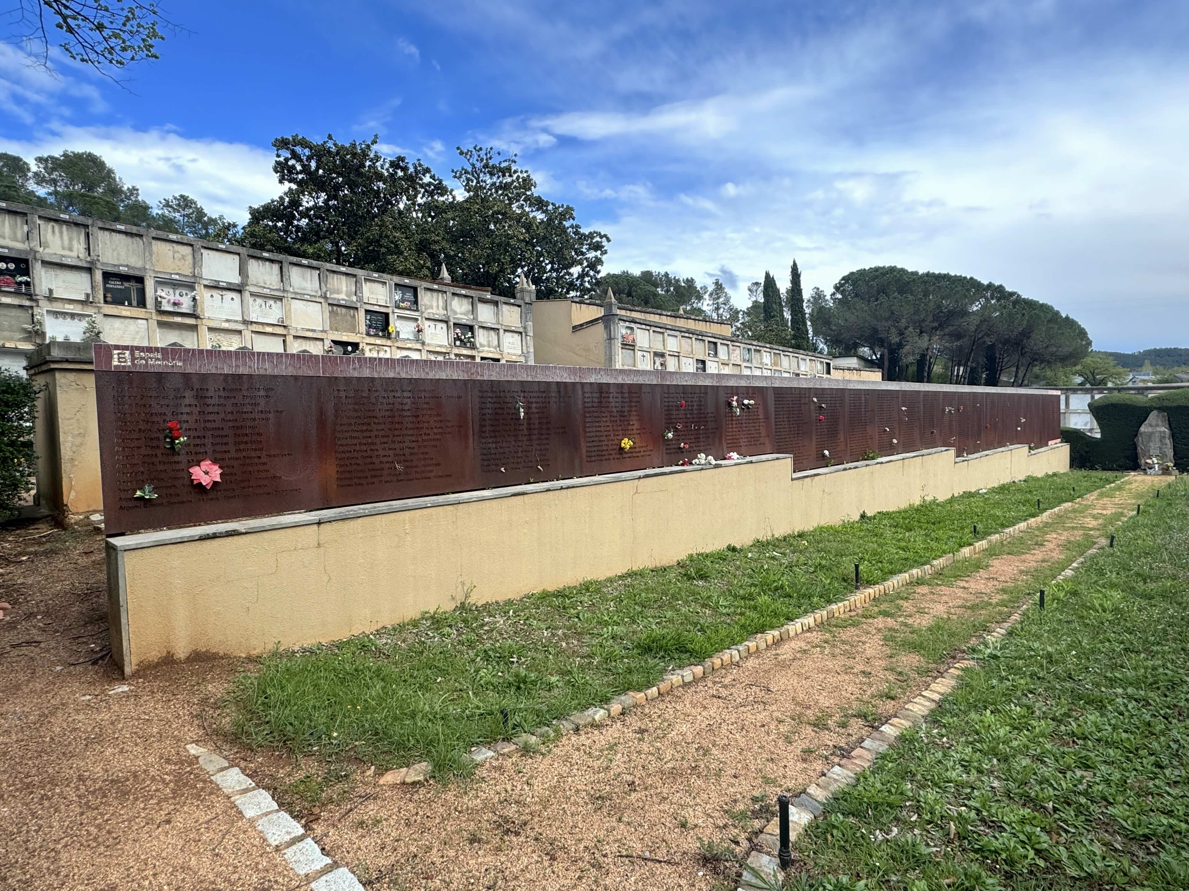 La fossa comuna del Cementiri Vell ha estat dignificada i hi figuren els noms de tots els represaliats pel franquisme. / A.F.