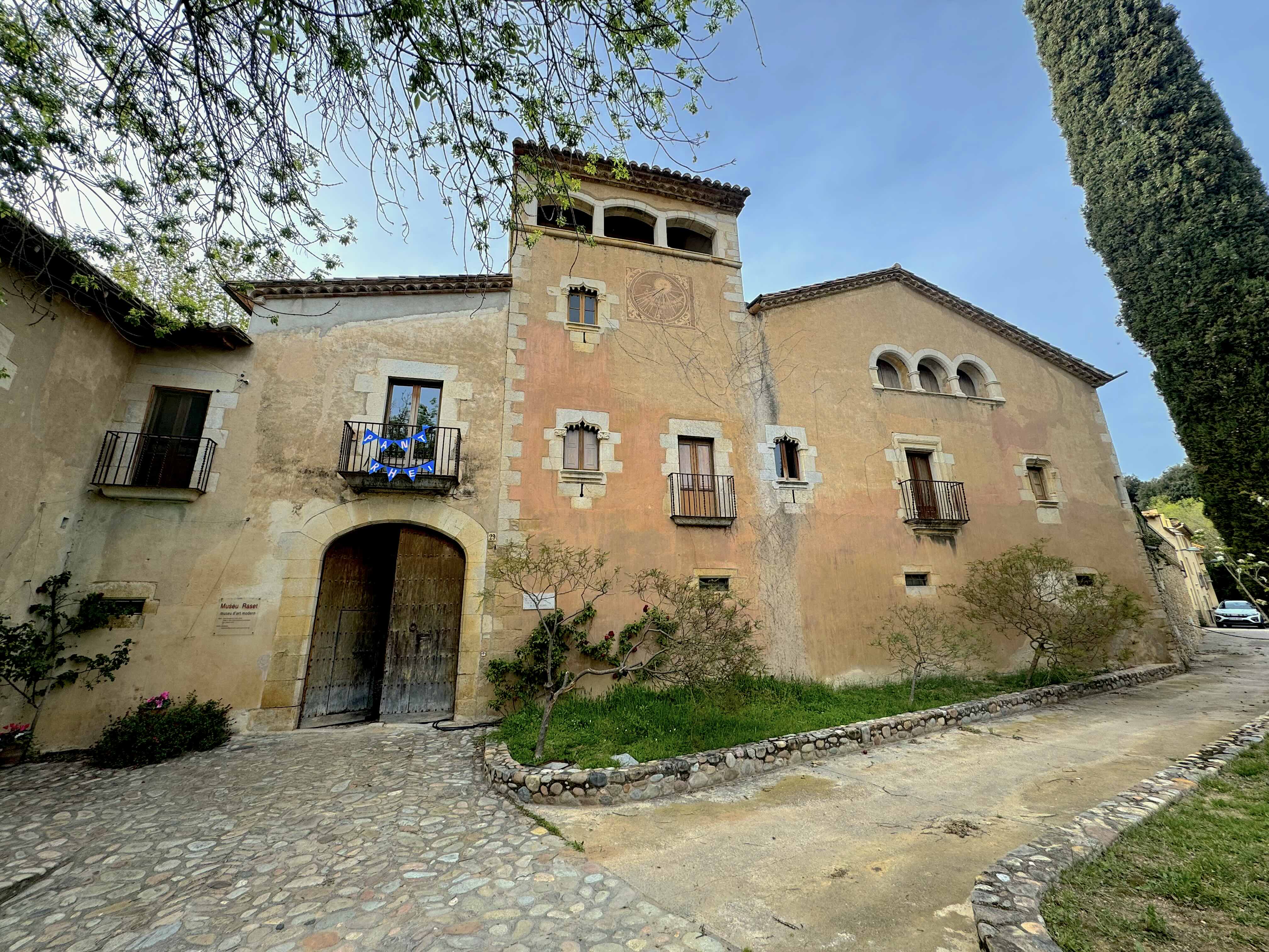 En el seu camí a l'exili, Machado i la seva família es van allotjar a Can Santamaria de Raset (Girona), on es van trobar amb Carles Riba. / A.F.