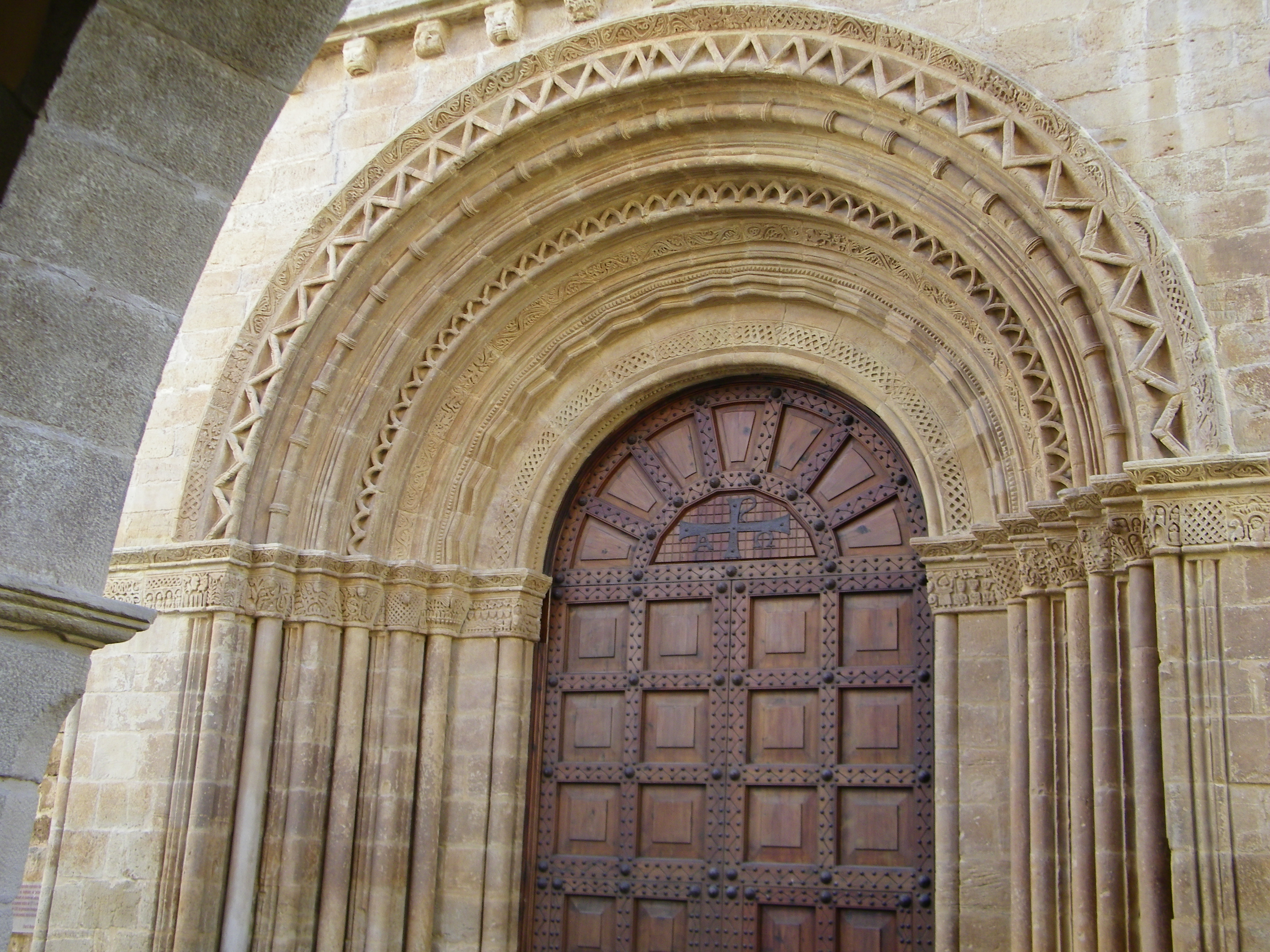 La portalada de l'església de la Mare de Déu de l'Assumpció de Gandesa