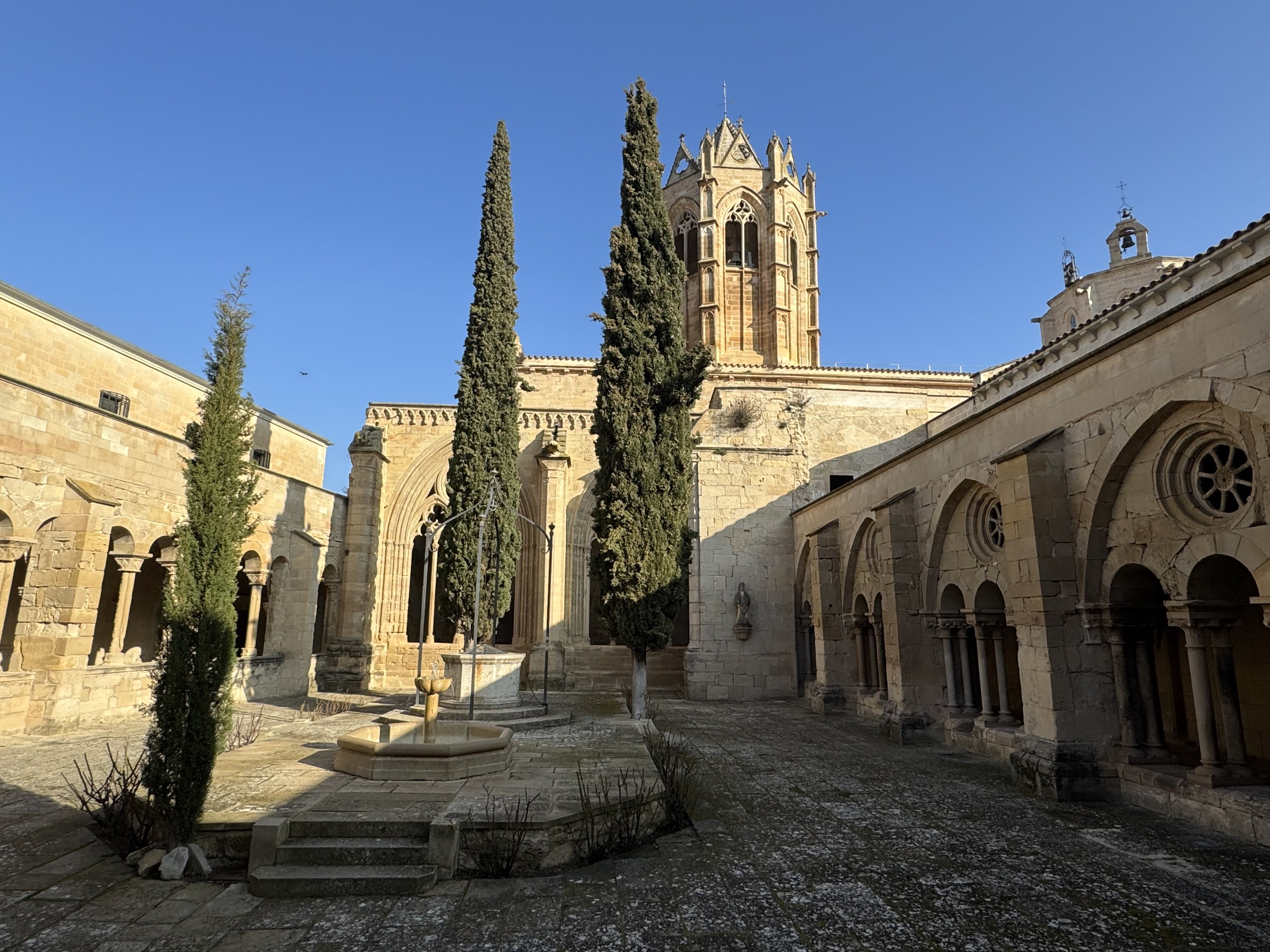 El claustre de Vallbona és testimoni de les diferents fases de construcció del monestir./ A.F.