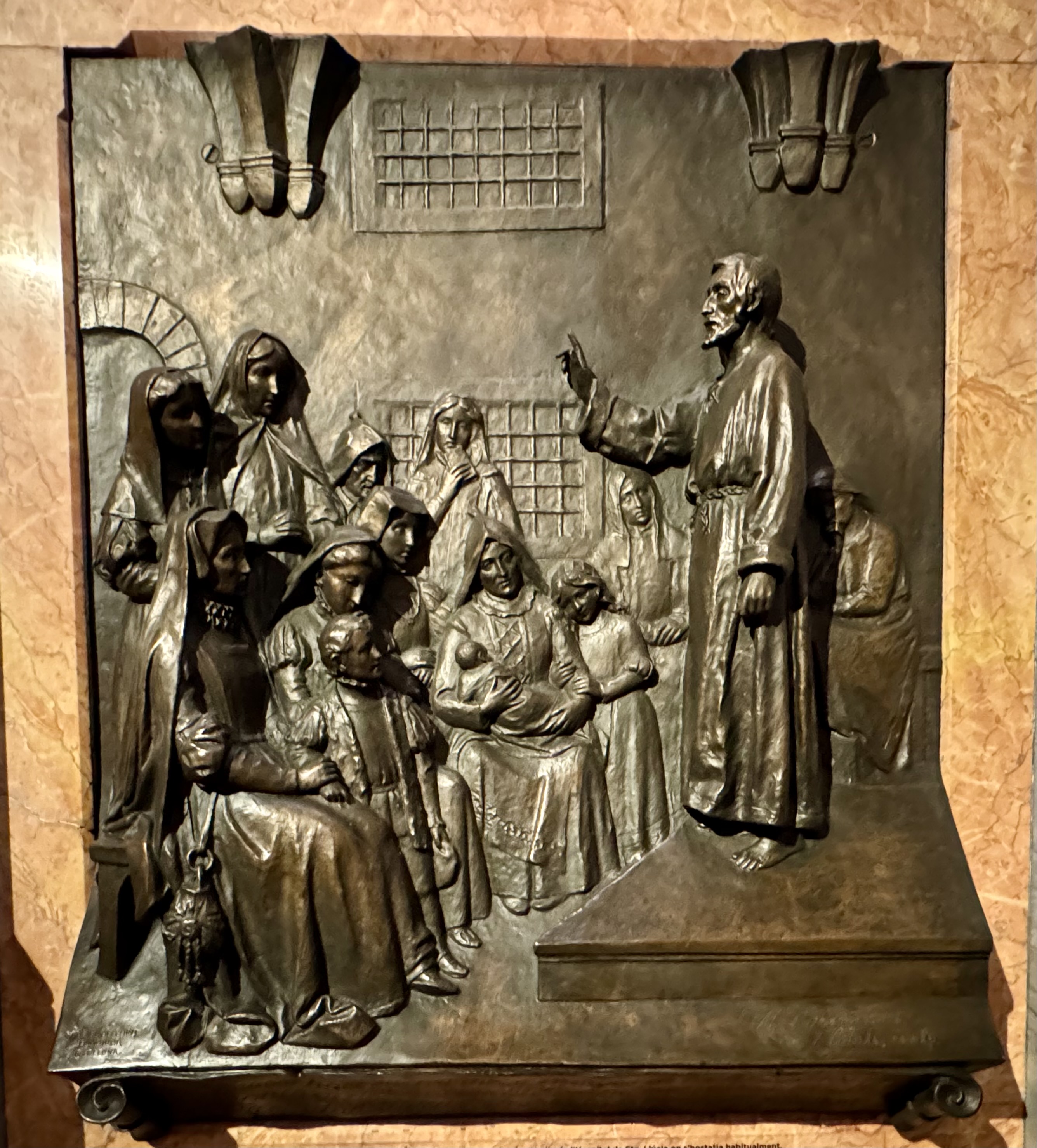 Una de les escultures en bronze que hi ha a l'avantsala de la Cova i que recrea una escena d'Ignasi conversant amb un grup de dones manresanes. / A.F.