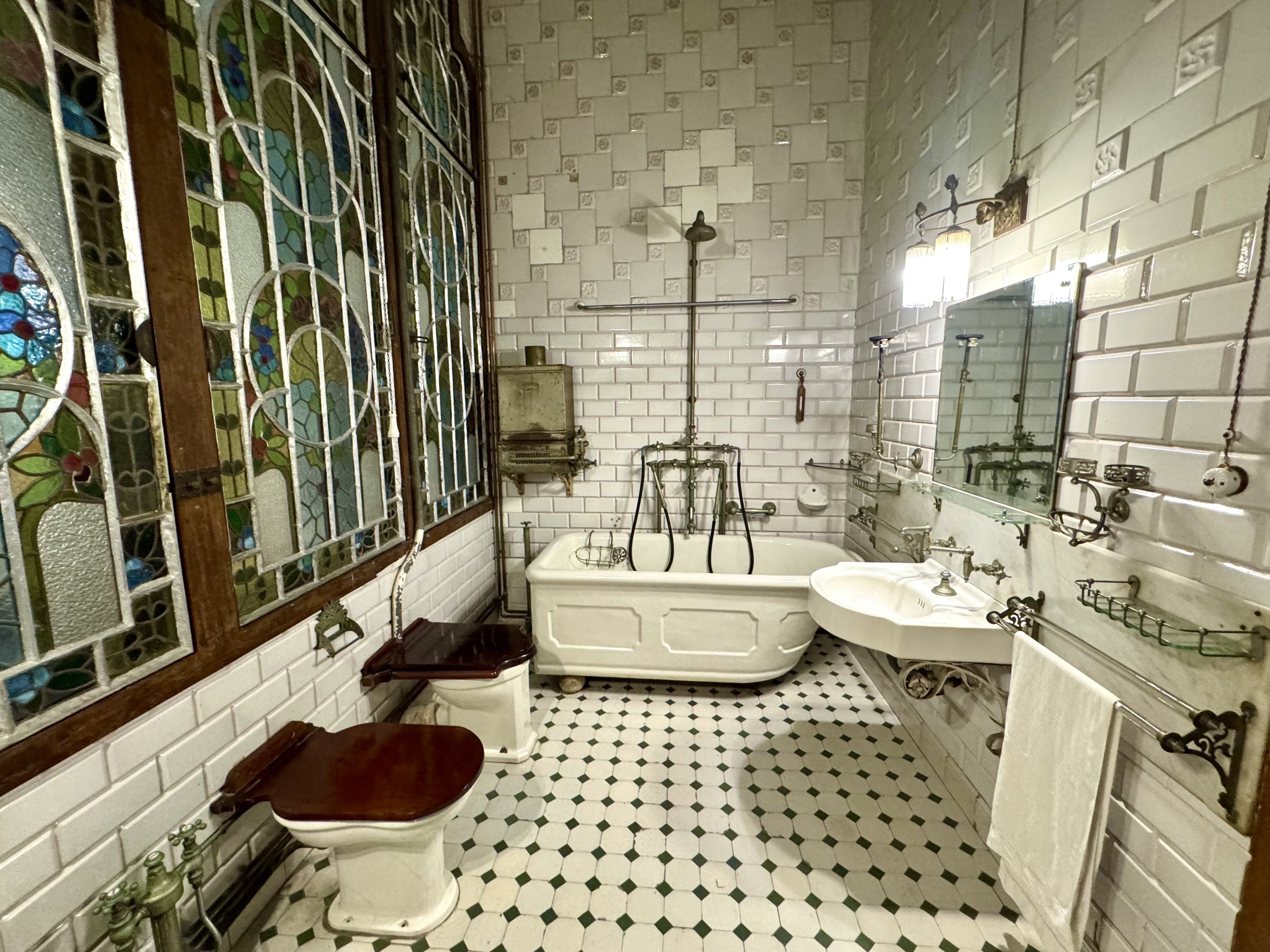 El luxós bany de la casa on no hi faltava l'aigua calenta. / A.F.