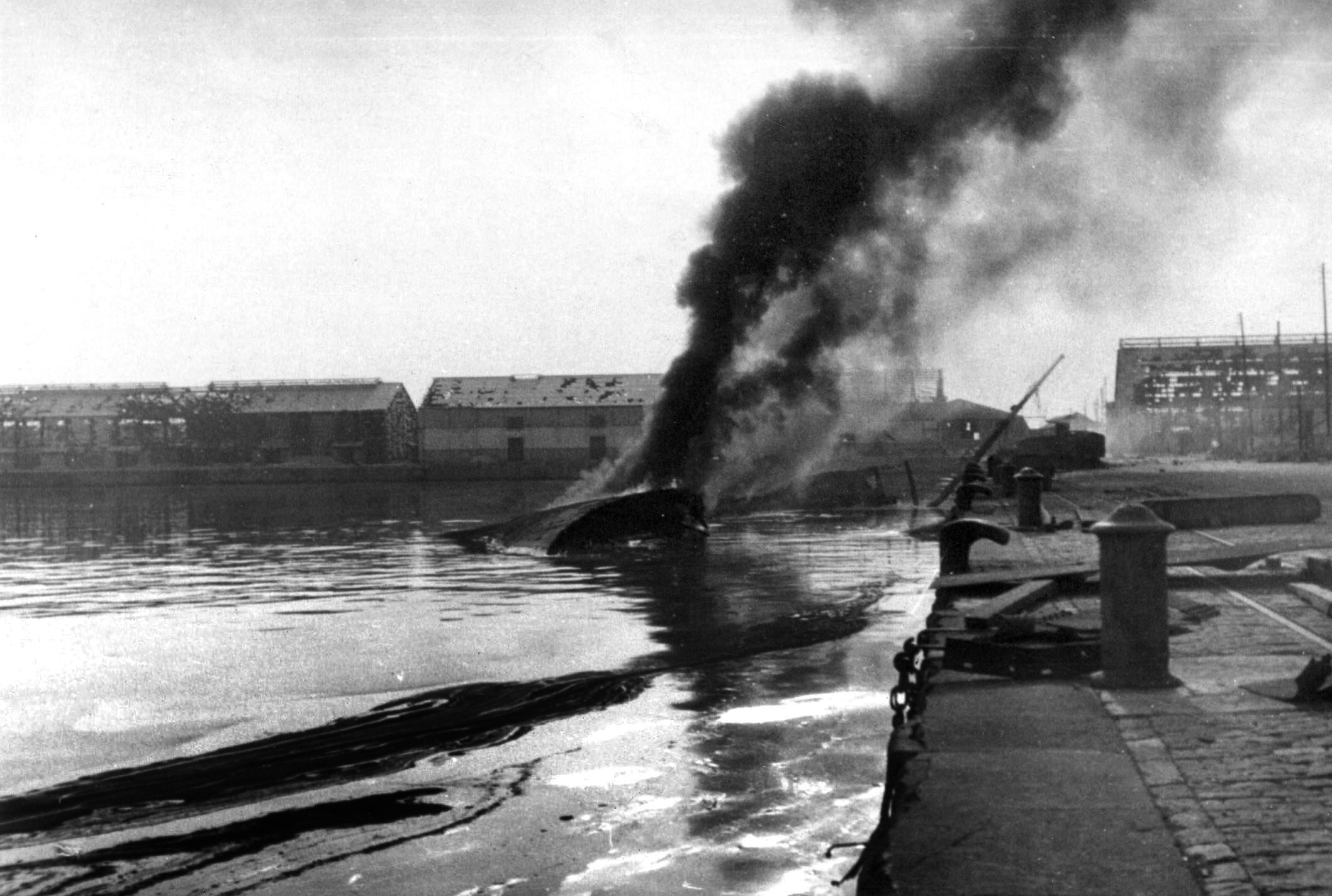 Un petroler enfonsat al port de Barcelona després d'un bombardeig el gener del 1939. / EFE