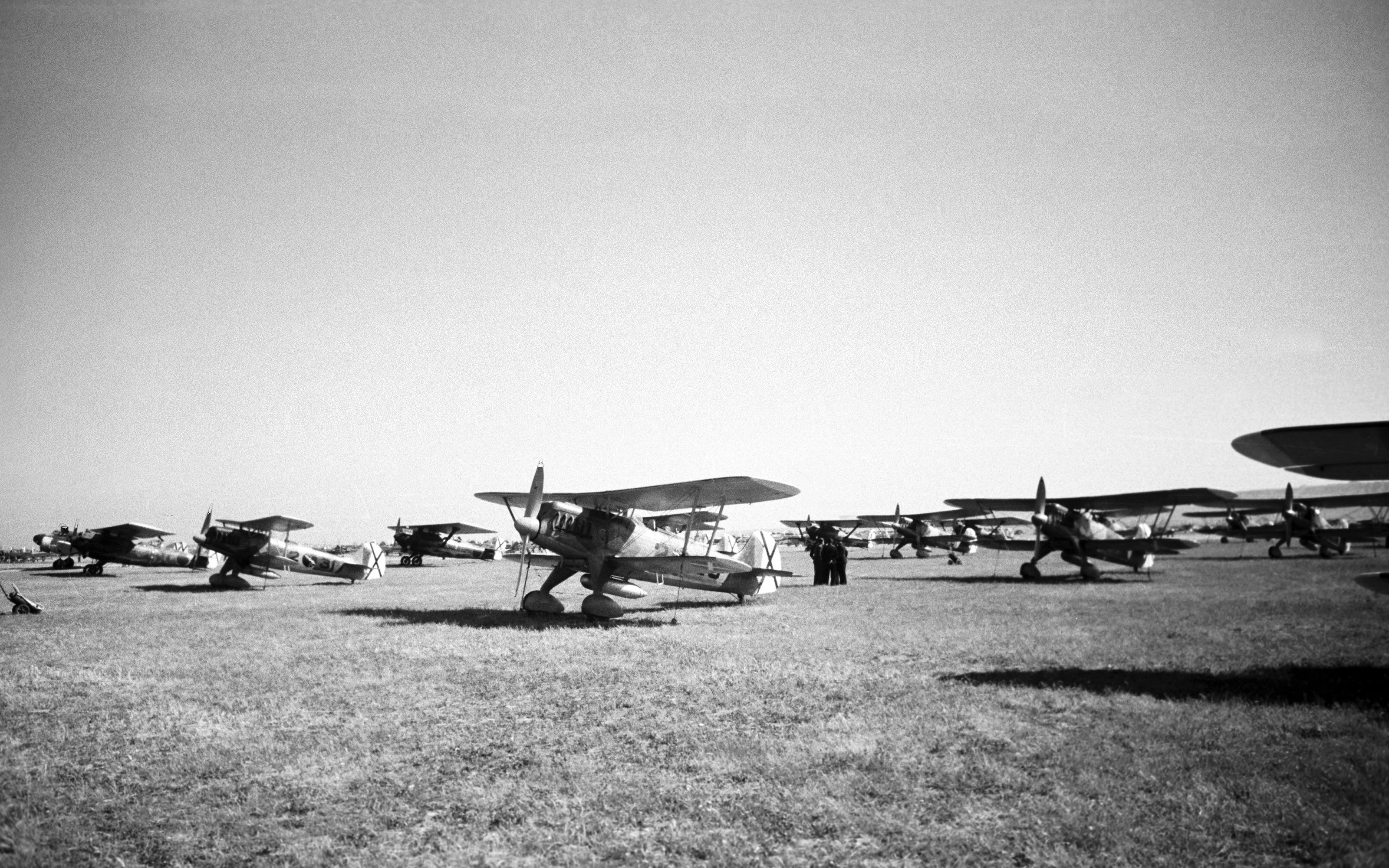 Caces alemanys Heinkel He 51, exposats amb motiu de la desfilada de la victòria que es va fer l'any 1939 a l'aeroport de Barajas. / EFE