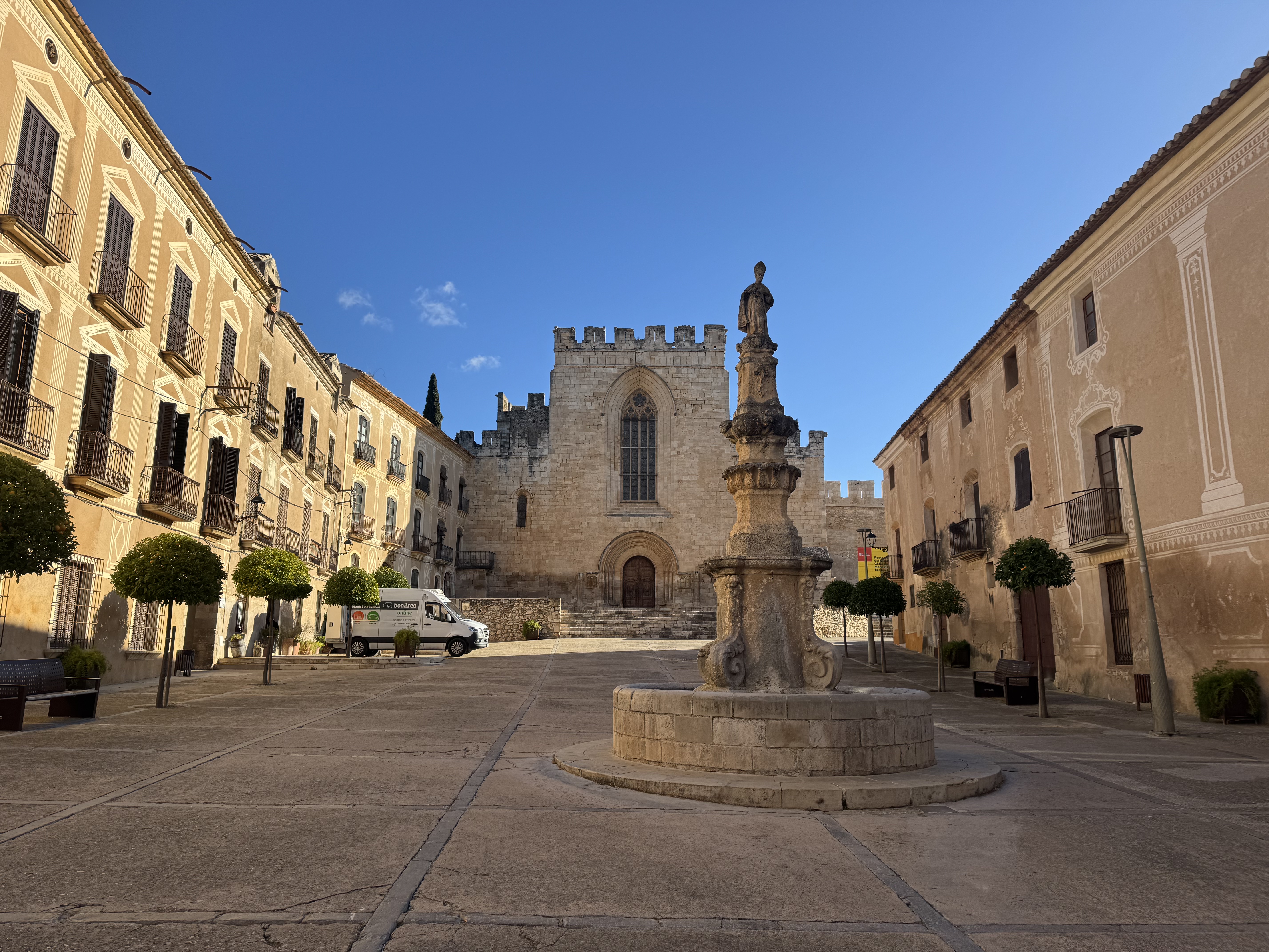 La plaça llarga que dona accés al Monestir de Santes Creus. / A.F.