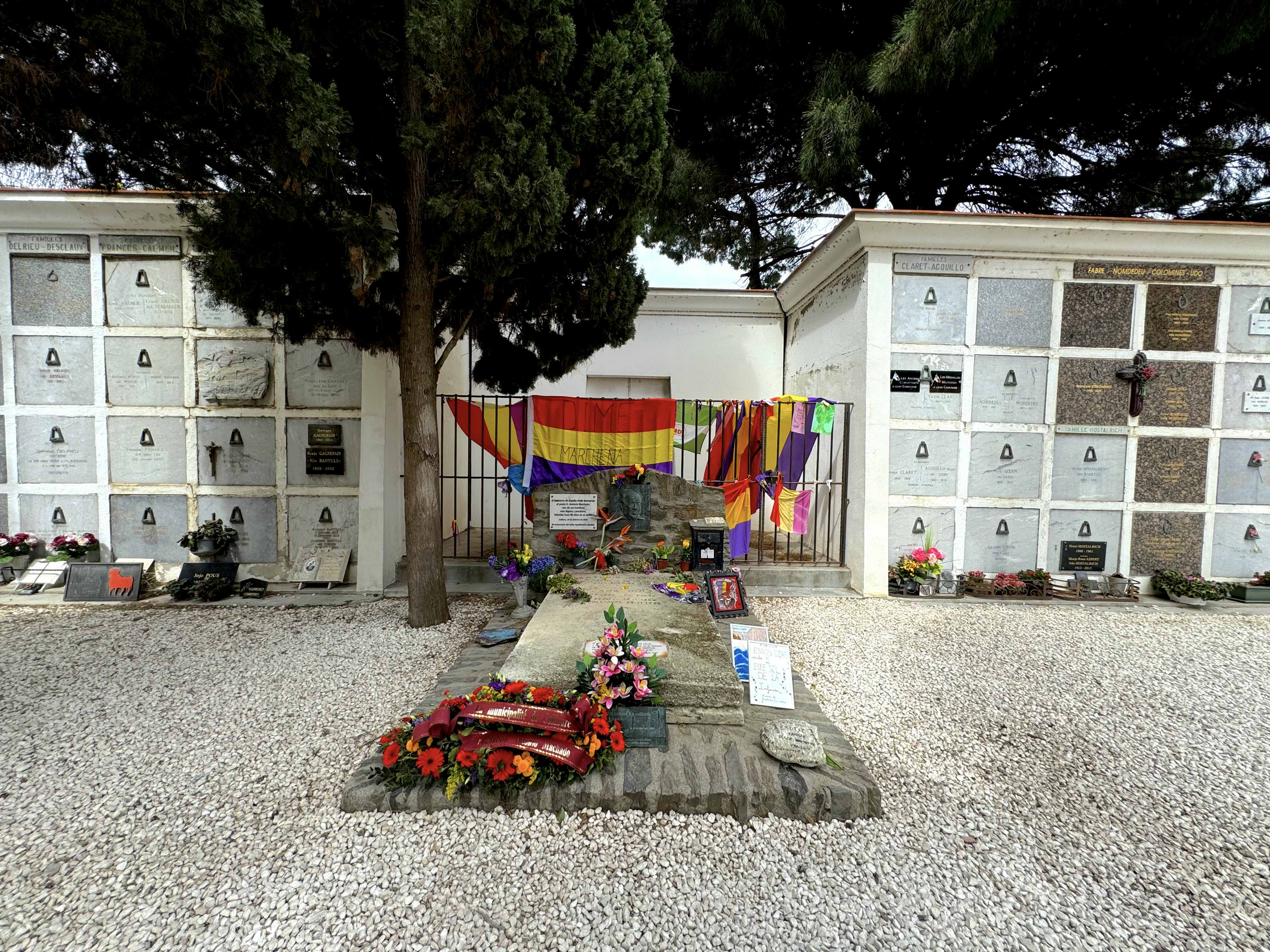 La tomba d'Antonio Machado al cementiri vell de Cotlliure segueix sent avui lloc de memòria i pelegrinatge. / A.F.
