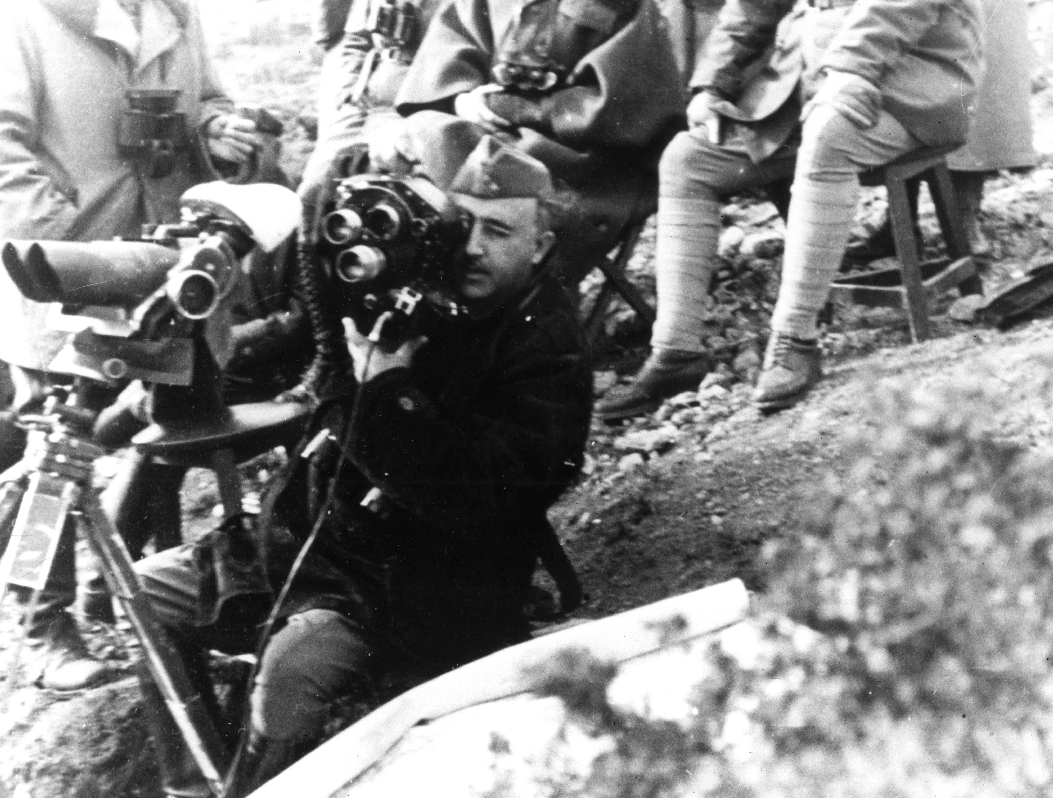 El general Franco comprova el funcionament d'una càmera de cinema en el punt de comandament al Coll del Moro, a Gandesa, durant l'ofensiva a Catalunya. / EFE