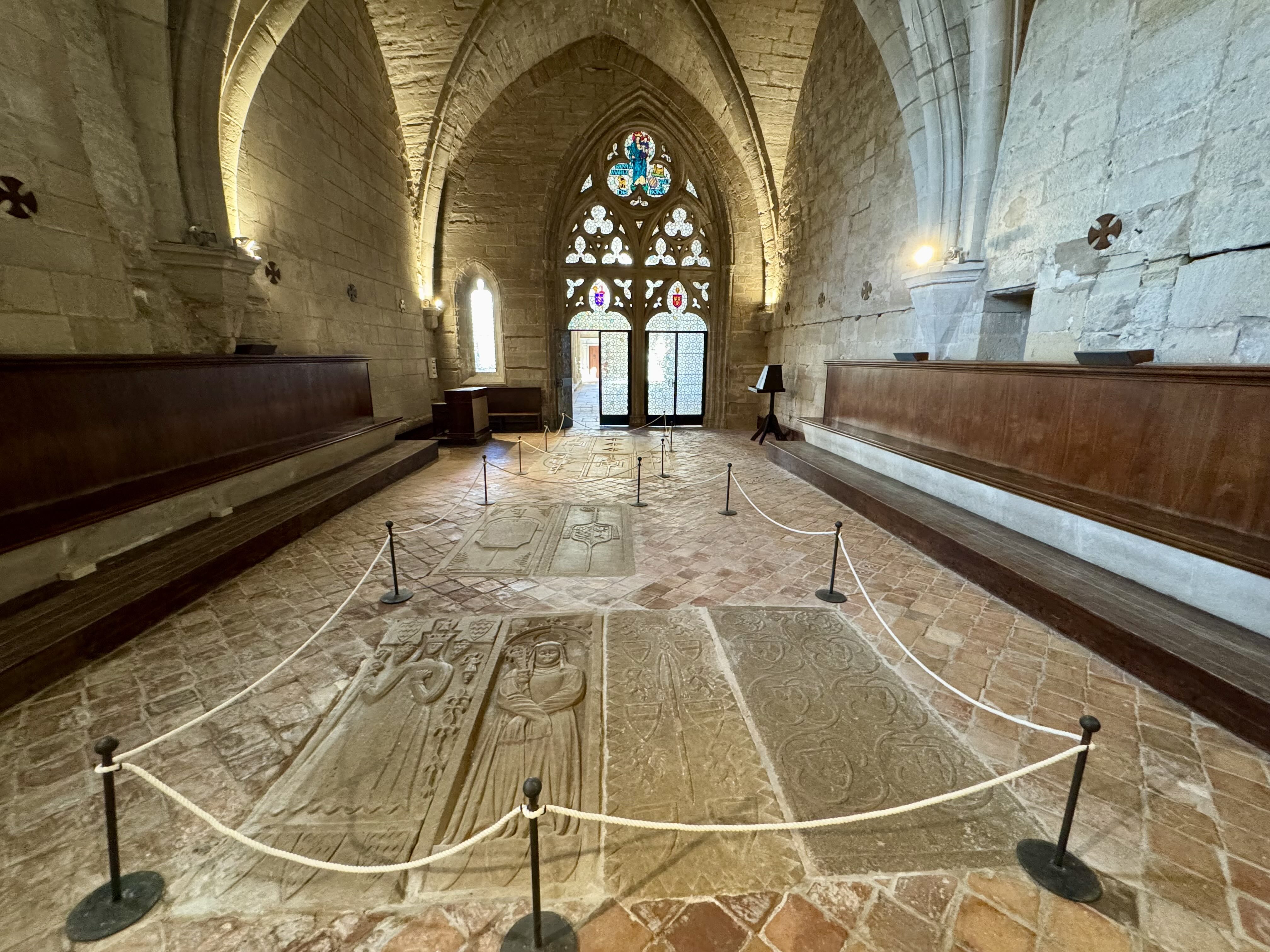 Interior de la Sala Capitular, on reposen les despulles d'algunes de les abadesses de Vallbona. / A.F.
