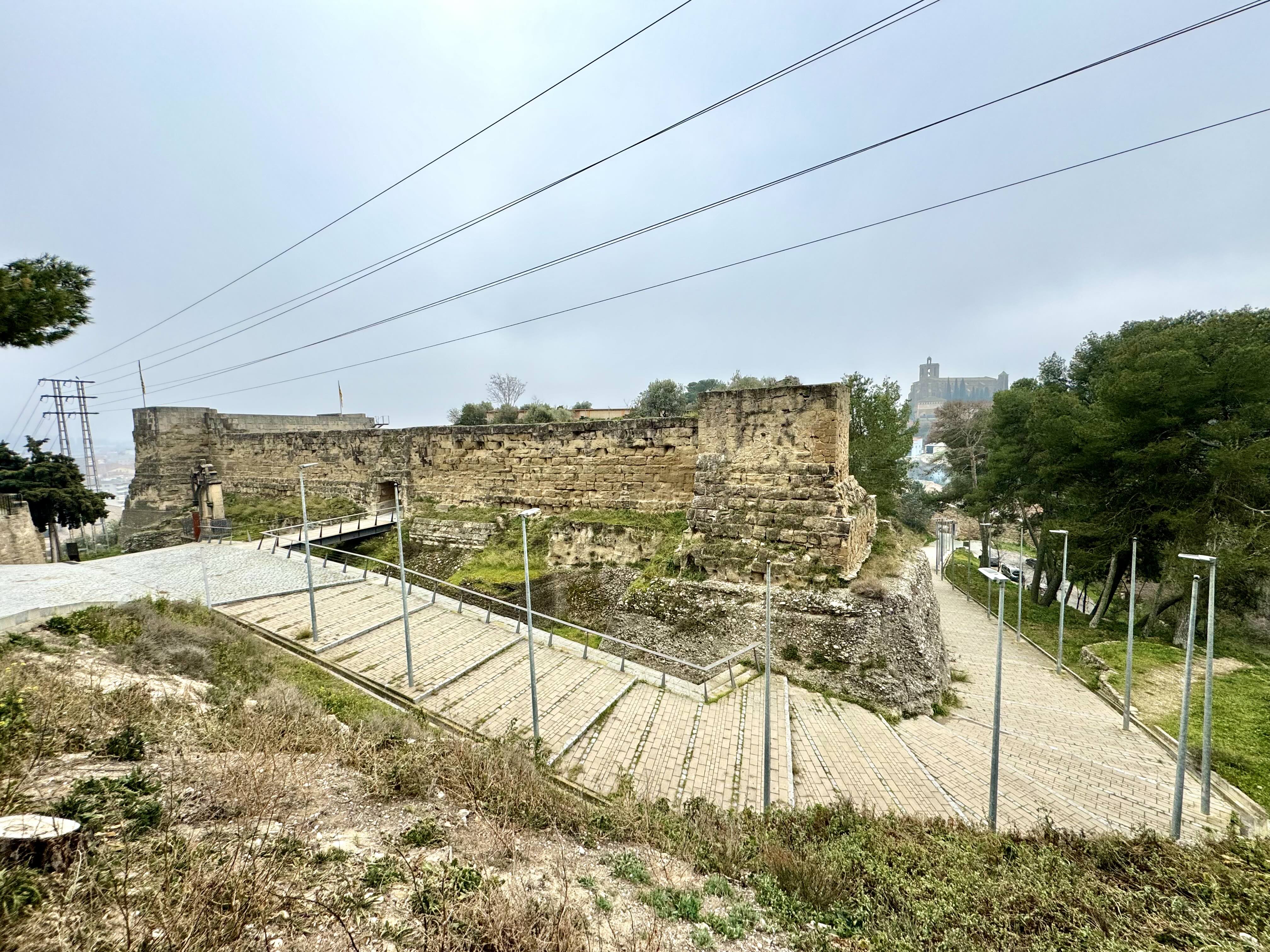 Façana nord del castell Formós, situat davant el santuari del Sant Crist. / A.F.