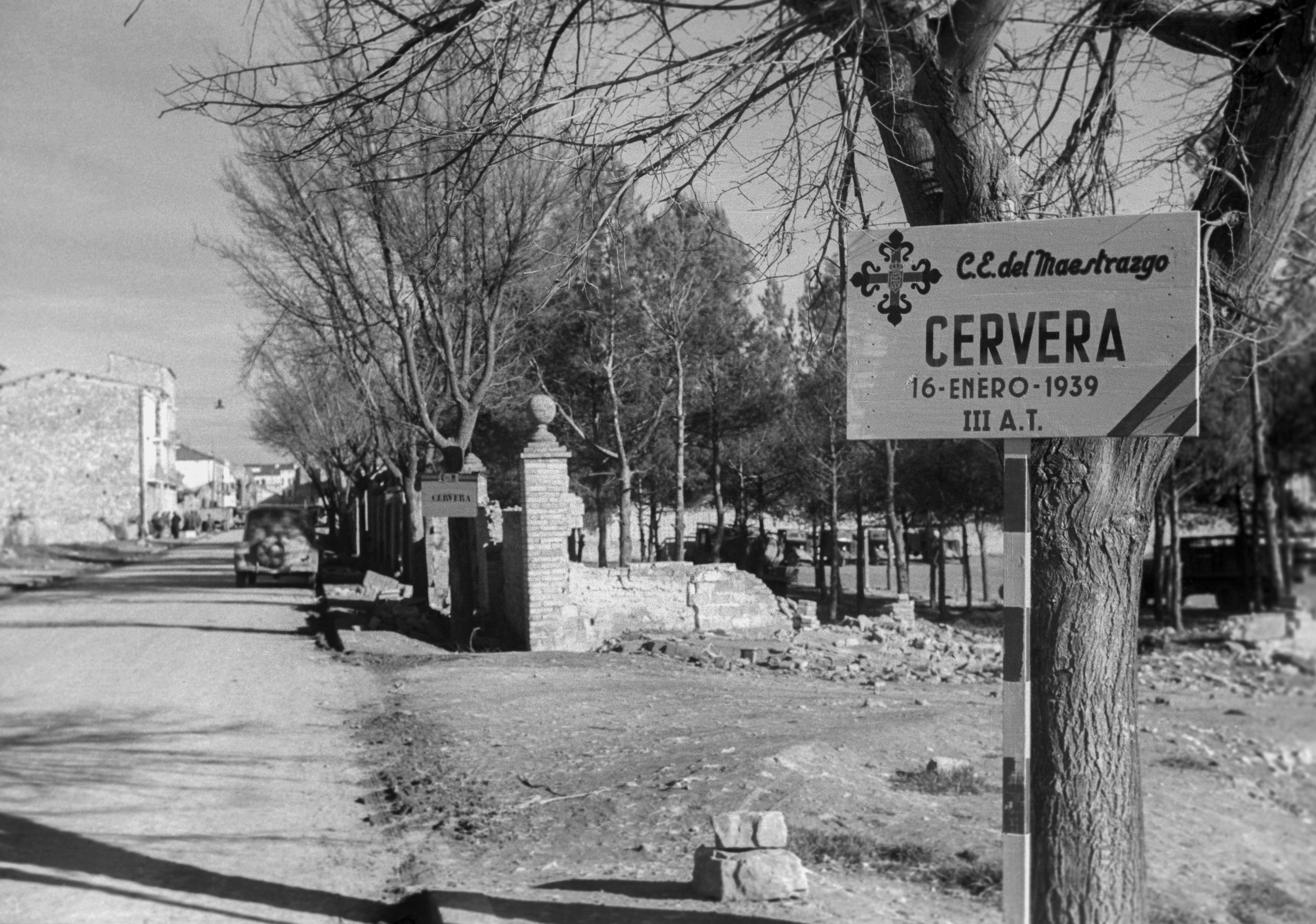 Cartell col·locat el gener del 1939 a l'entrada de Cervera per les tropes franquistes. / EFE