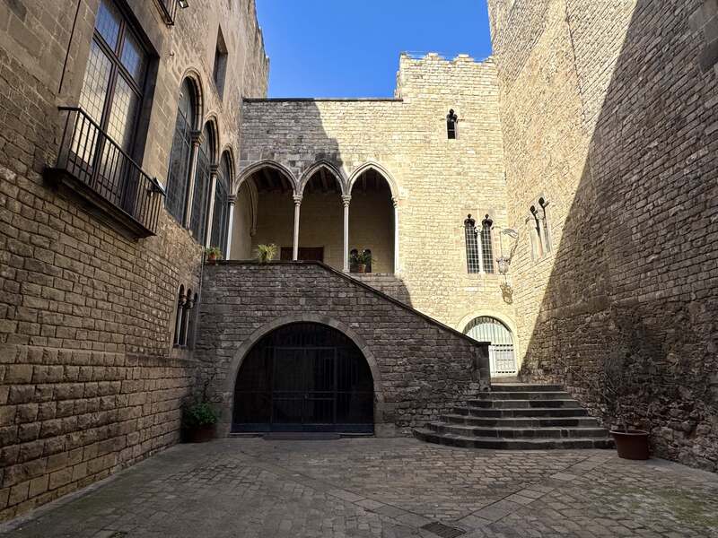 Isabel de Requesens, un palau i un retrat al servei de la diplomàcia