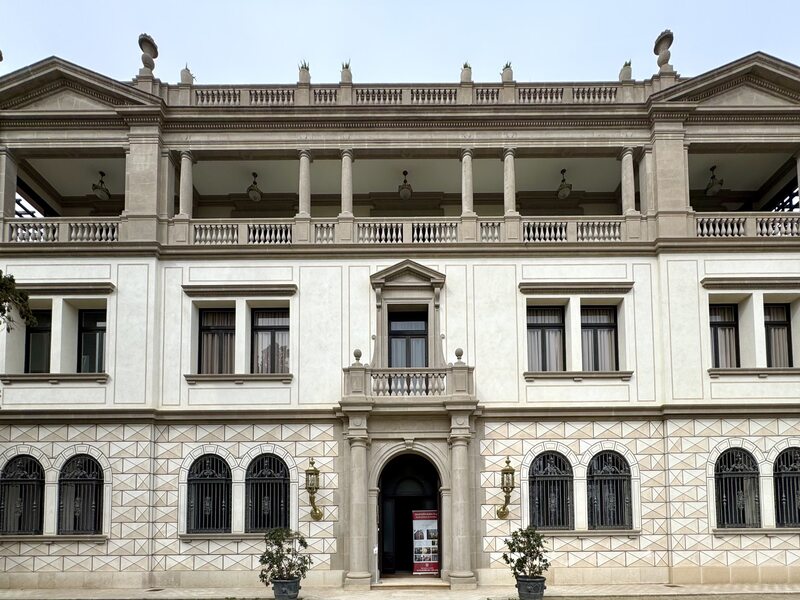 Nuria Pla, una metgessa apassionada pel món del col·leccionisme